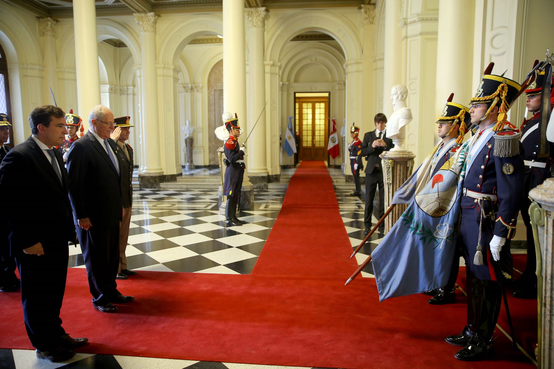 El presidente Pedro Pablo Kuczynski fue recibido con honores a su llegada a la Casa Rosada. Foto: ANDINA/Prensa Presidencia.