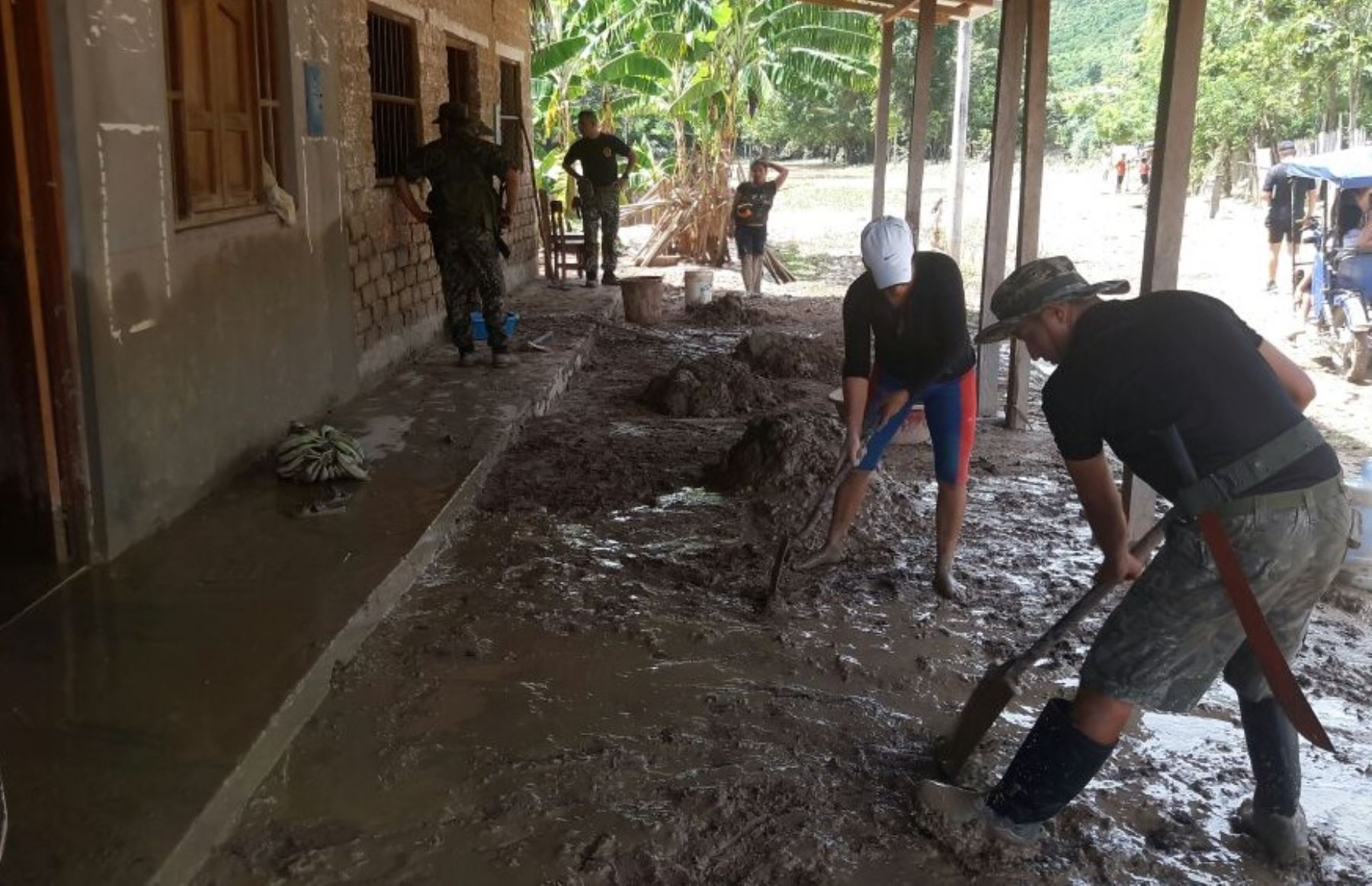 Más de 40 efectivos de la Tercera Brigada del Ejército que llegaron en la víspera vienen cumpliendo una importante labor de auxilio a la población damnificada por las inundaciones en la provincia de Picota, en la región San Martín.