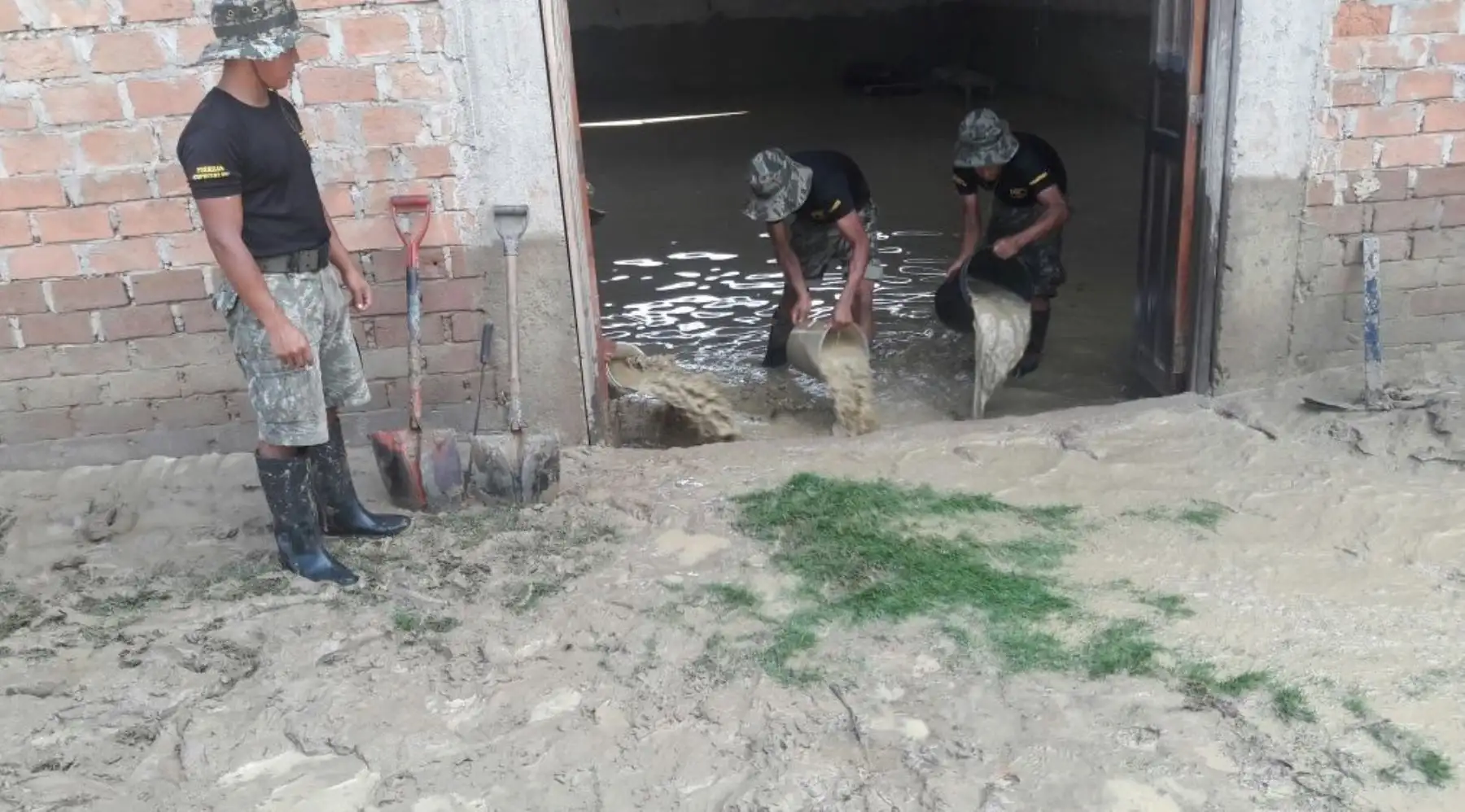 Más de 40 efectivos de la Tercera Brigada del Ejército que llegaron en la víspera vienen cumpliendo una importante labor de auxilio a la población damnificada por las inundaciones en la provincia de Picota, en la región San Martín.