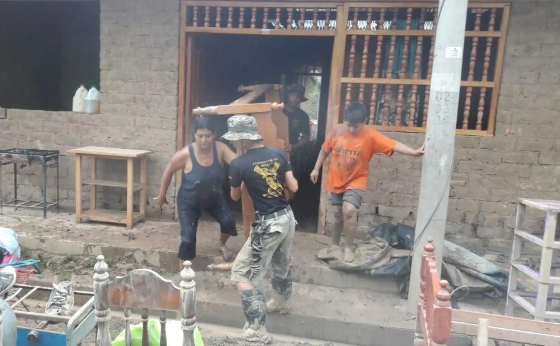 Más de 40 efectivos de la Tercera Brigada del Ejército que llegaron en la víspera vienen cumpliendo una importante labor de auxilio a la población damnificada por las inundaciones en la provincia de Picota, en la región San Martín.