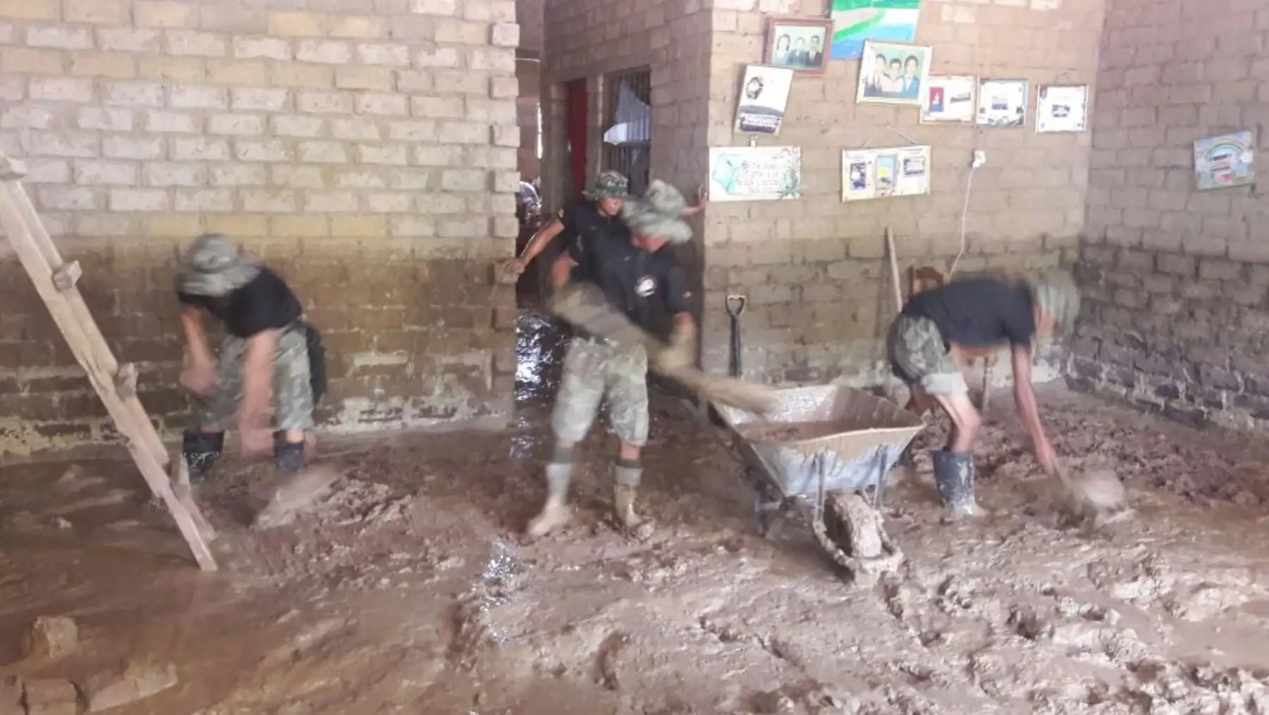 Más de 40 efectivos de la Tercera Brigada del Ejército que llegaron en la víspera vienen cumpliendo una importante labor de auxilio a la población damnificada por las inundaciones en la provincia de Picota, en la región San Martín.