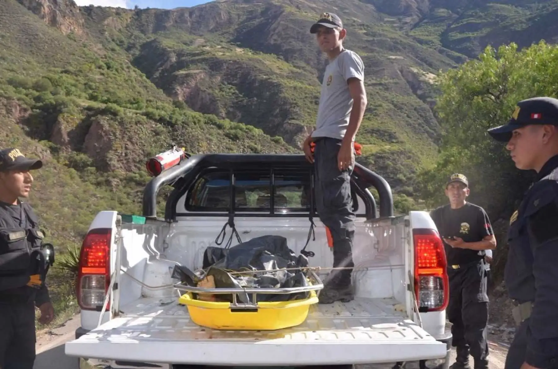 El equipo de buzos que se encuentran en la zona de Machacuay, en el distrito de Ahuaycha, región Huancavelica, logró ubicar y recuperar los cuerpos de dos pasajeros que perecieron en el accidente del bus de transporte interprovincial que cayó a las aguas del río Mantaro el último domingo.