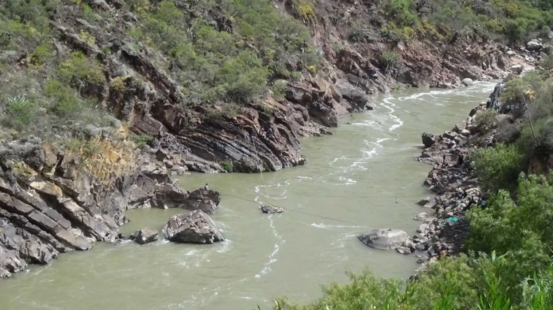 El equipo de buzos que se encuentran en la zona de Machacuay, en el distrito de Ahuaycha, región Huancavelica, logró ubicar y recuperar los cuerpos de dos pasajeros que perecieron en el accidente del bus de transporte interprovincial que cayó a las aguas del río Mantaro el último domingo.