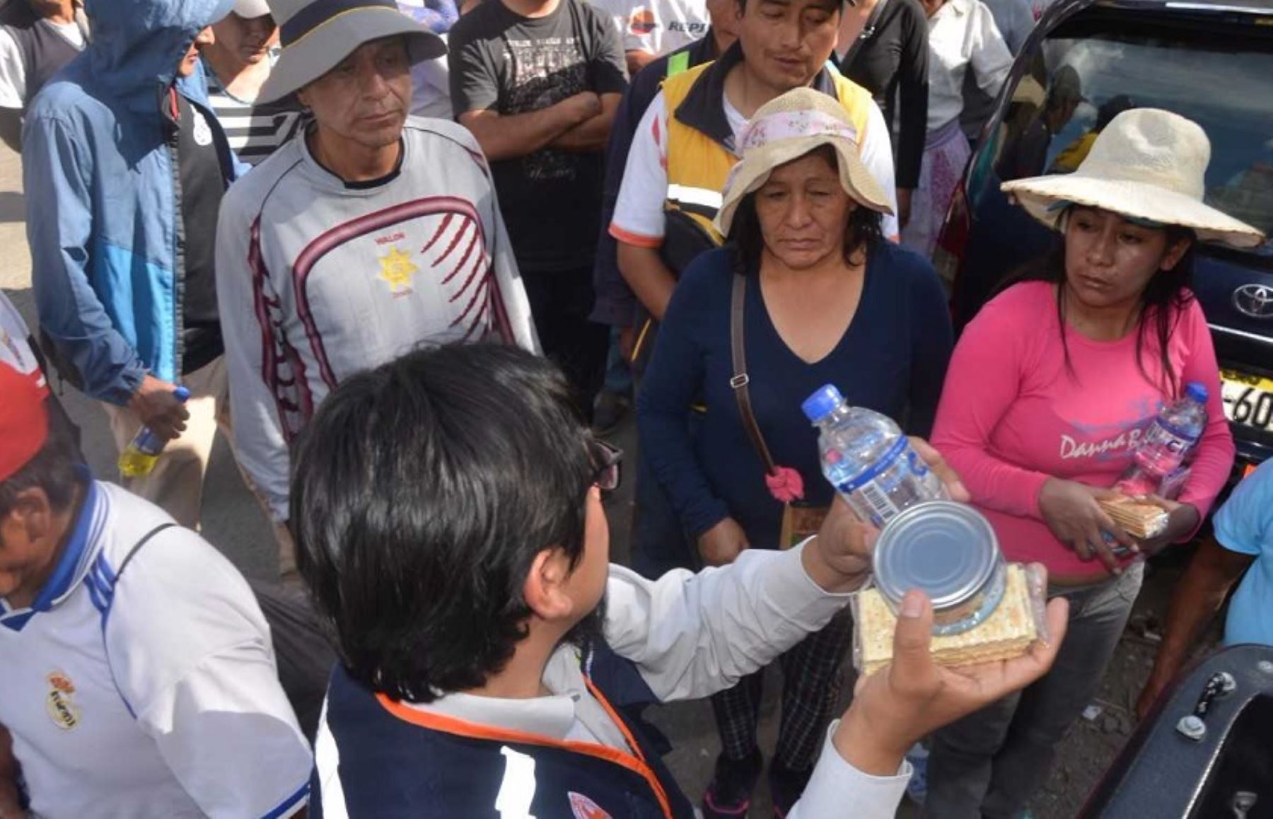 Personal de la Subgerencia de Defensa Civil del Gobierno Regional Junín que se encuentra en el lugar del accidente se solidarizó con los familiares de los desaparecidos, y entregó más de 200 kits de alimentos que contenían agua, latas de atún y galletas.