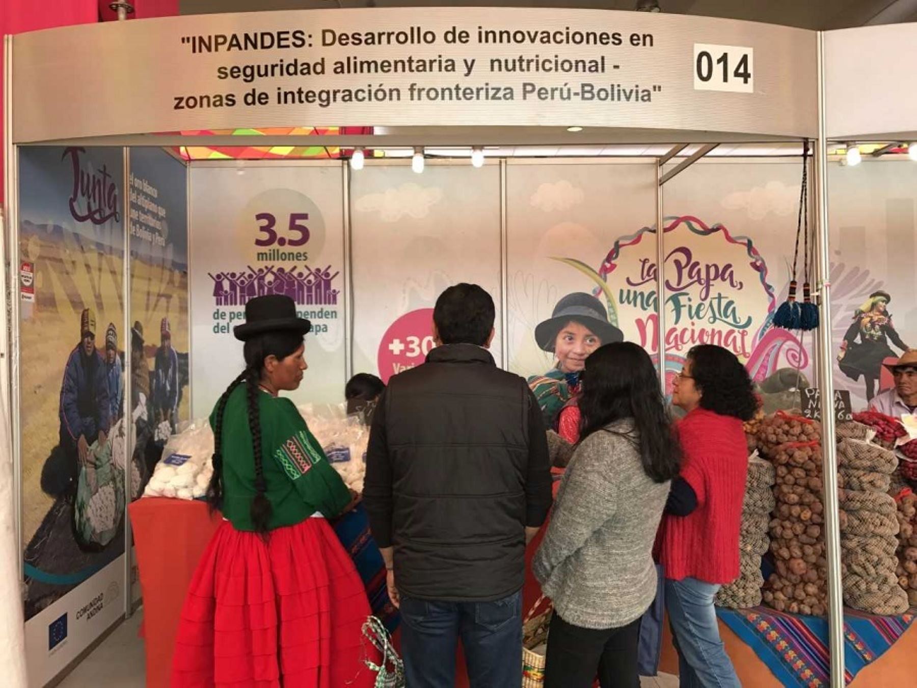 Los productores de papa nativa y tunta o chuño, beneficiarios del proyecto ejecutado por la Comunidad Andina y financiado por la Unión Europea en la frontera Perú-Bolivia "Integración Regional Participativa en la CAN-INPANDES" participan en la feria Mistura 2017.