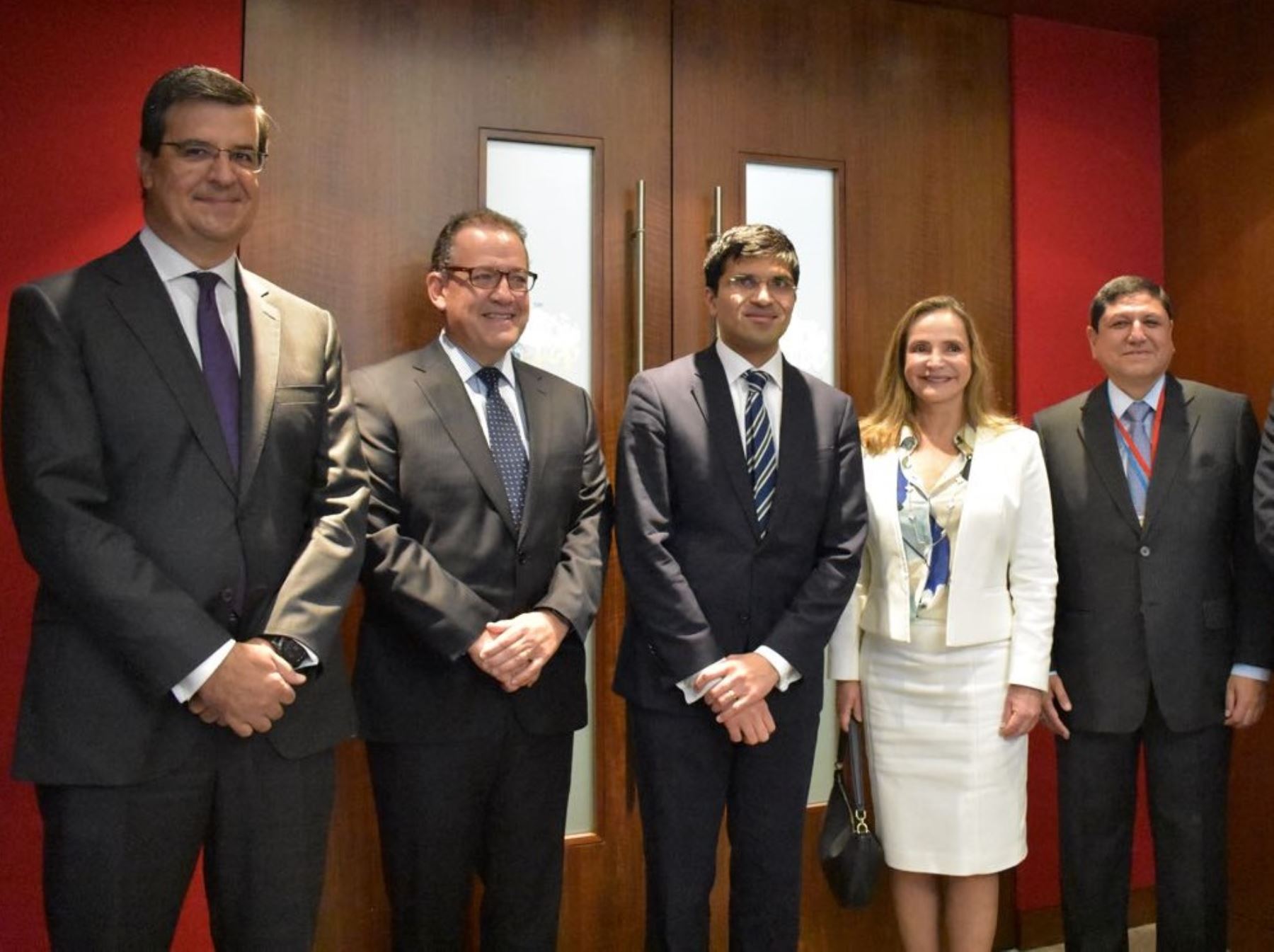 El Director de Desarrollo Internacional de la Bolsa de Valores de Londres, Nikhil Rathi (al centro), rodeado de la delegación peruana inPERÚ.  Foto: Cortesía.