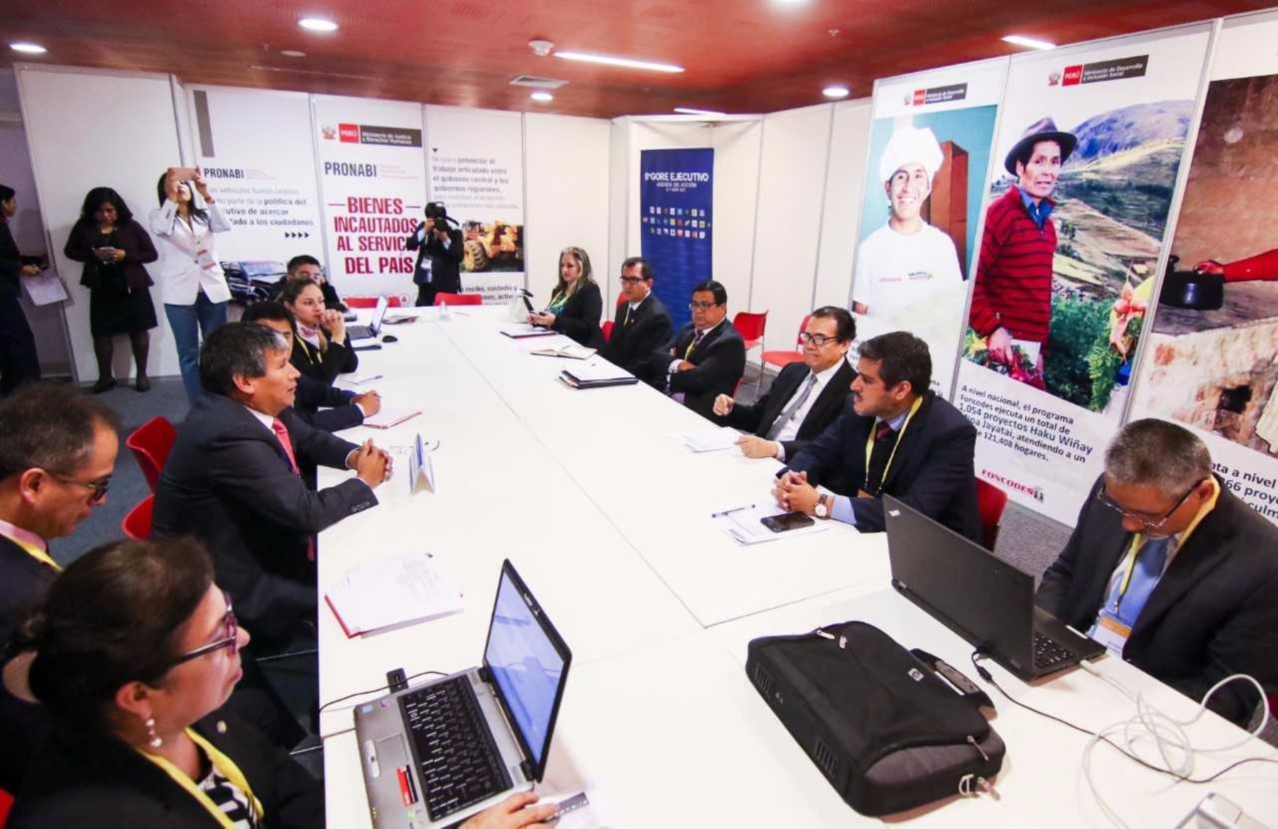 Ministro de Justicia, Enrique  Mendoza, se reunió con los gobernadores regionales de Ayacucho y Apurímac.