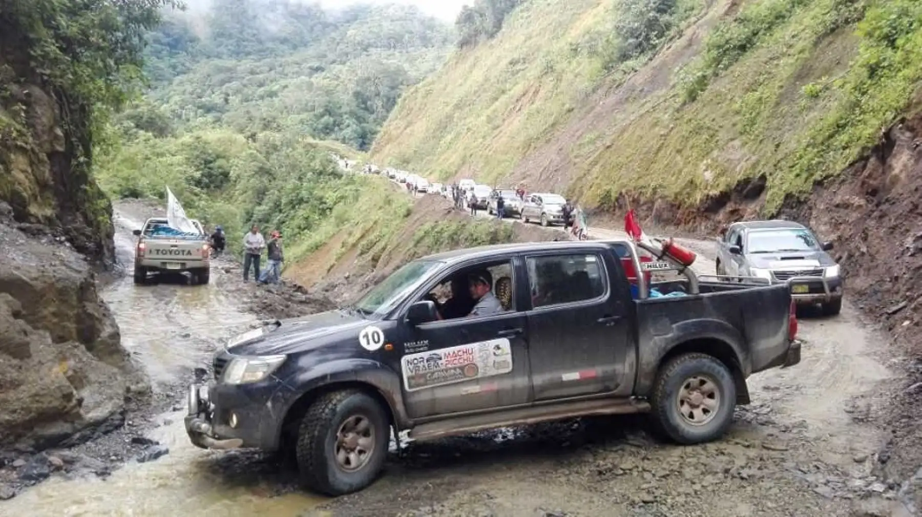 A la cabeza de una caravana de 25 camionetas todoterreno con más de 120 personas, los alcaldes distritales de Mazamari, Río Tambo y Río Negro, en la provincia de Satipo, región Junín, lanzaron una nueva ruta turística que busca conectar a estas ciudades del Valle de los Ríos Apurímac, Ene y Mantaro (Vraem) con el Santuario Histórico de Machu Picchu.