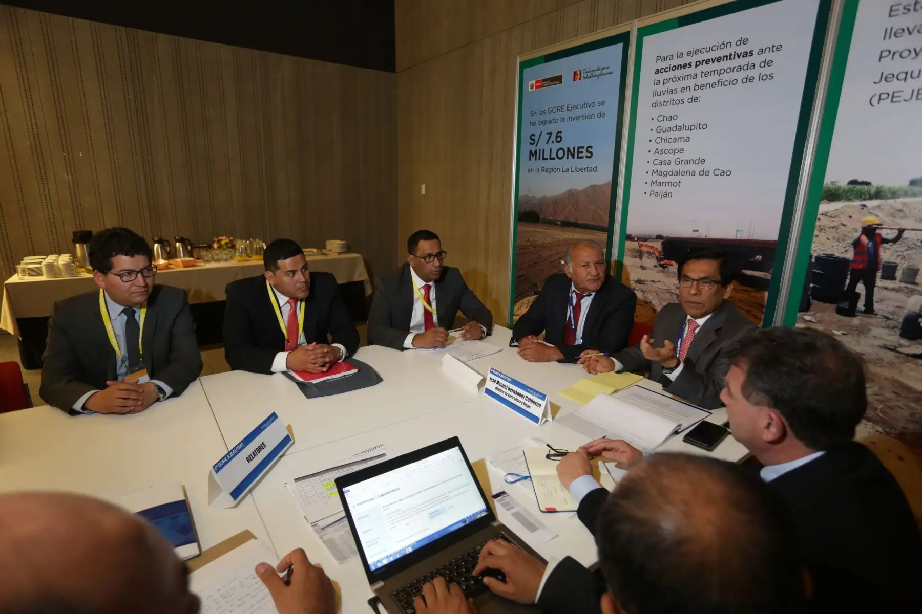 Ministro de Agricultura y Riego, José Manuel Hernández, se reúne con autoridades regionales de Moquegua. Foto: Cortesía Minagri.