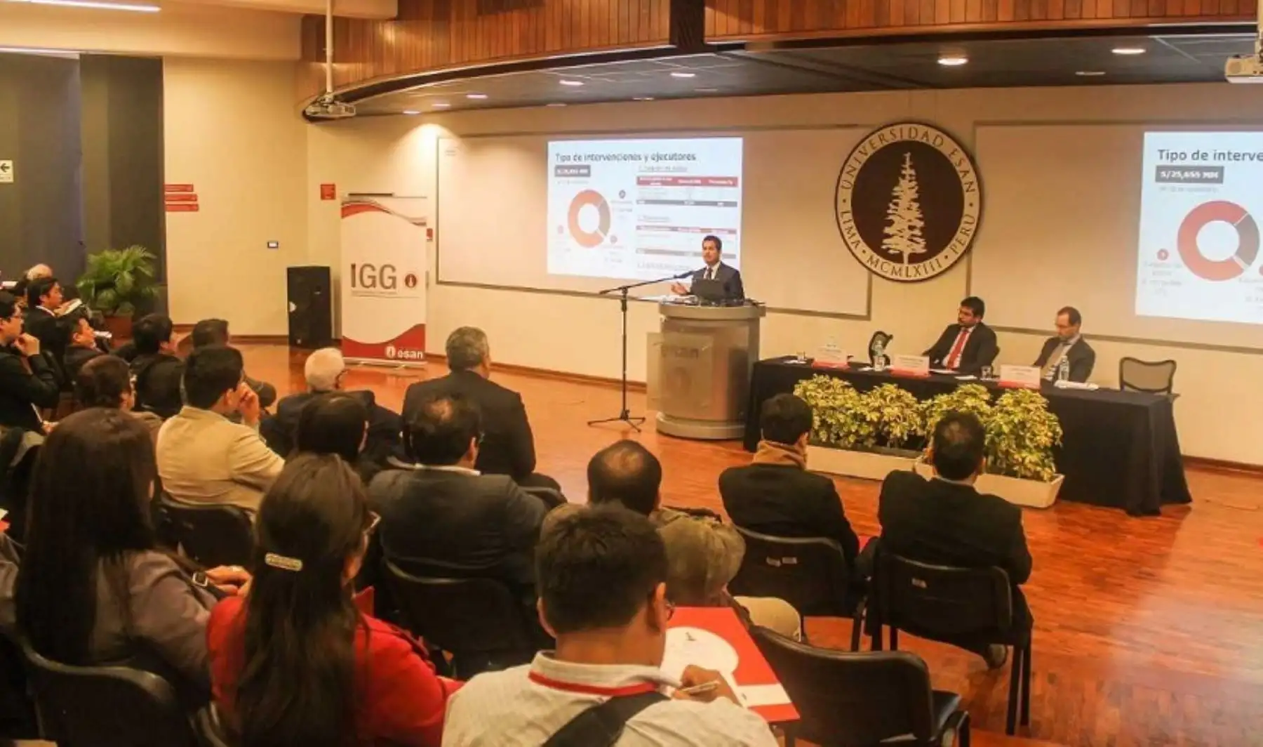 Director ejecutivo adjunto de la Autoridad para la Reconstrucción con Cambios, Luis Felipe Gil Solís, explica sobre las inversiones bajo la modalidad de Obras por Impuestos, durante su participación en el Primer Congreso Nacional de la Gestión de la Inversión Pública.
