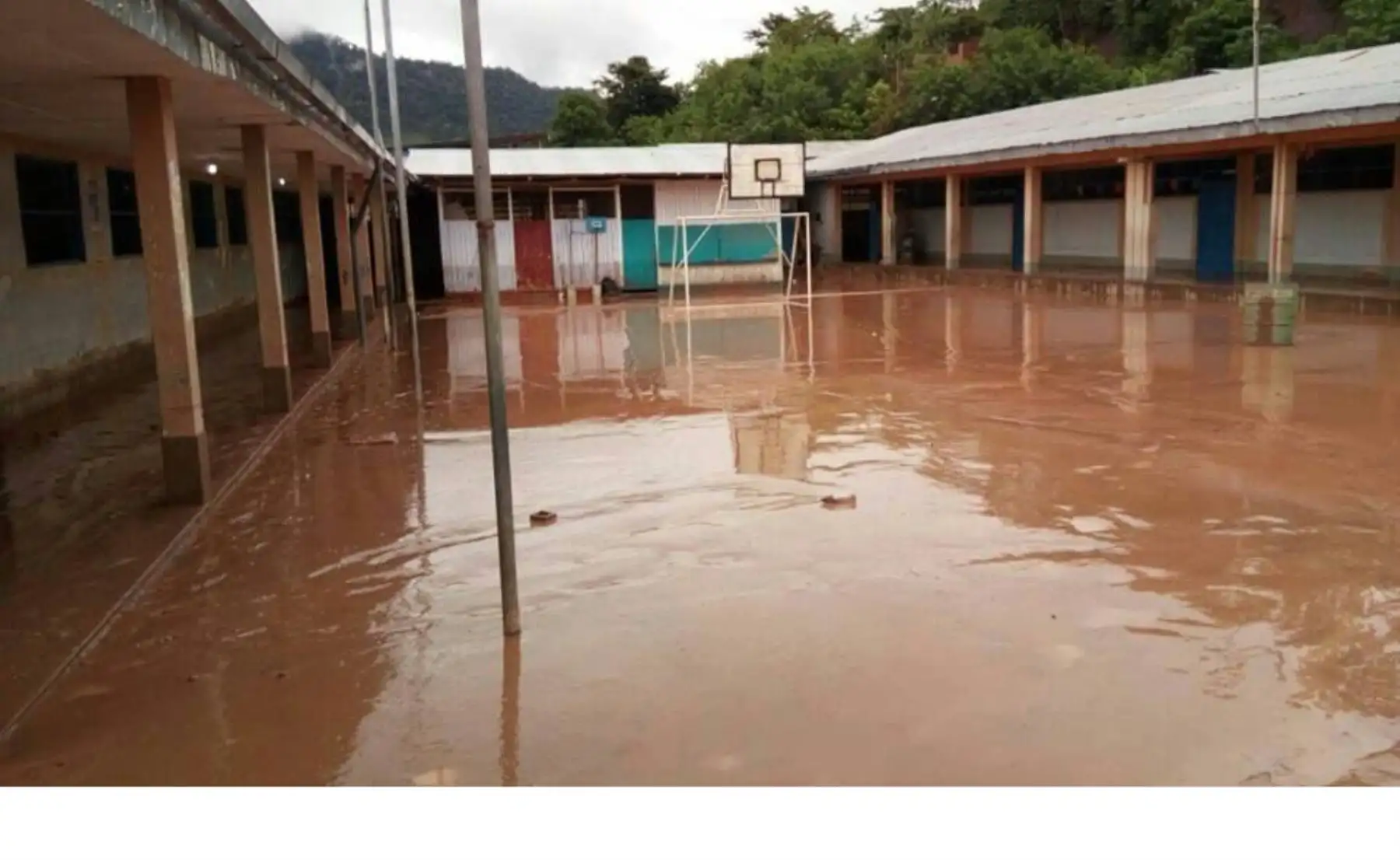 Docentes y padres de familia se encuentran limpiando los ambientes para el retorno de los alumnos..