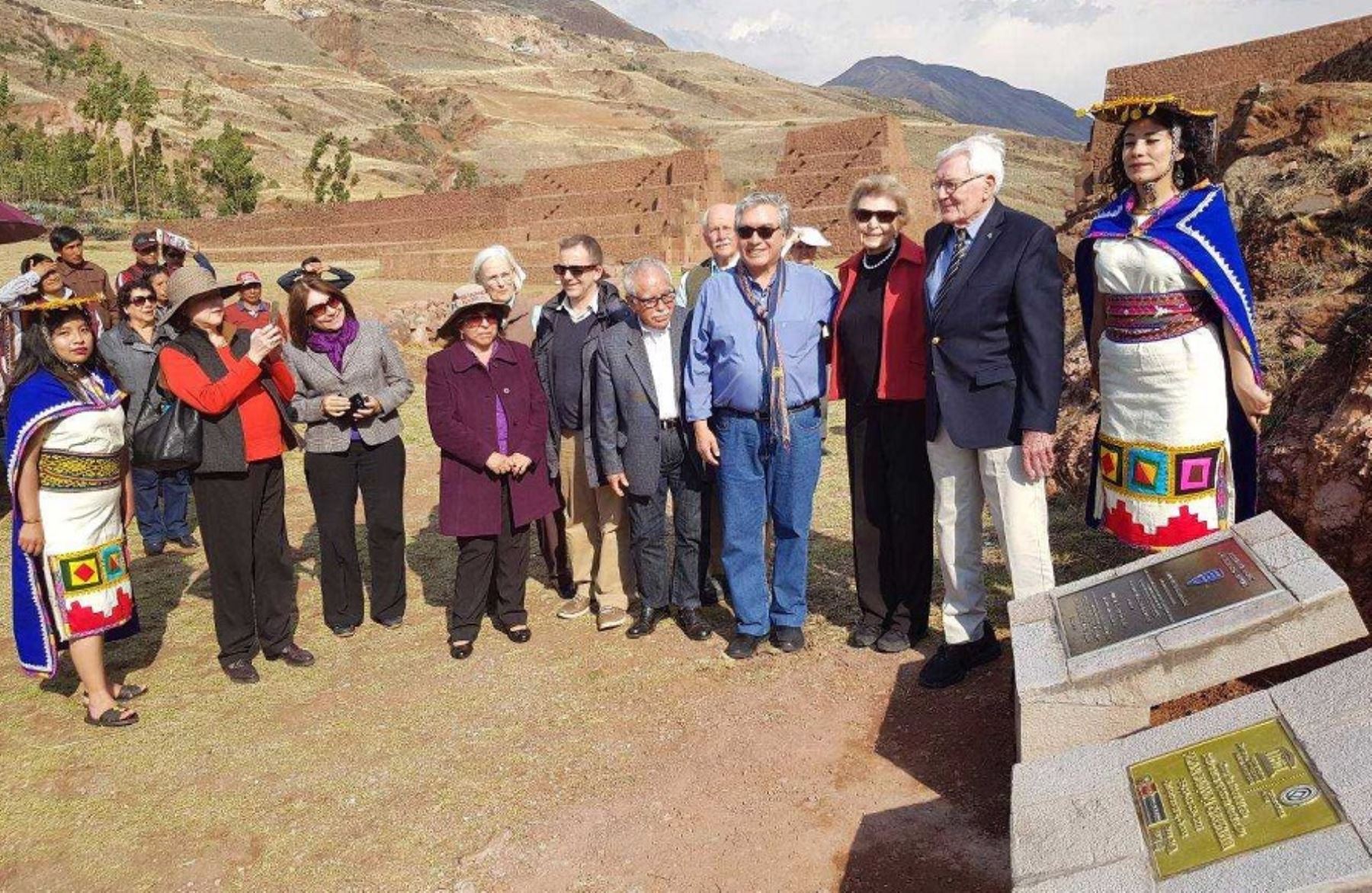 La Sociedad Americana de Ingenieros Civiles reconoció hoy al sistema vial andino Qhapaq Ñan como Emblema Histórico Internacional de la Ingeniría Civil, después de breve acto en la imponente portada del Rumiqolqa, ubicado en el parque arqueológico de Pikillaqta, en la región Cusco.