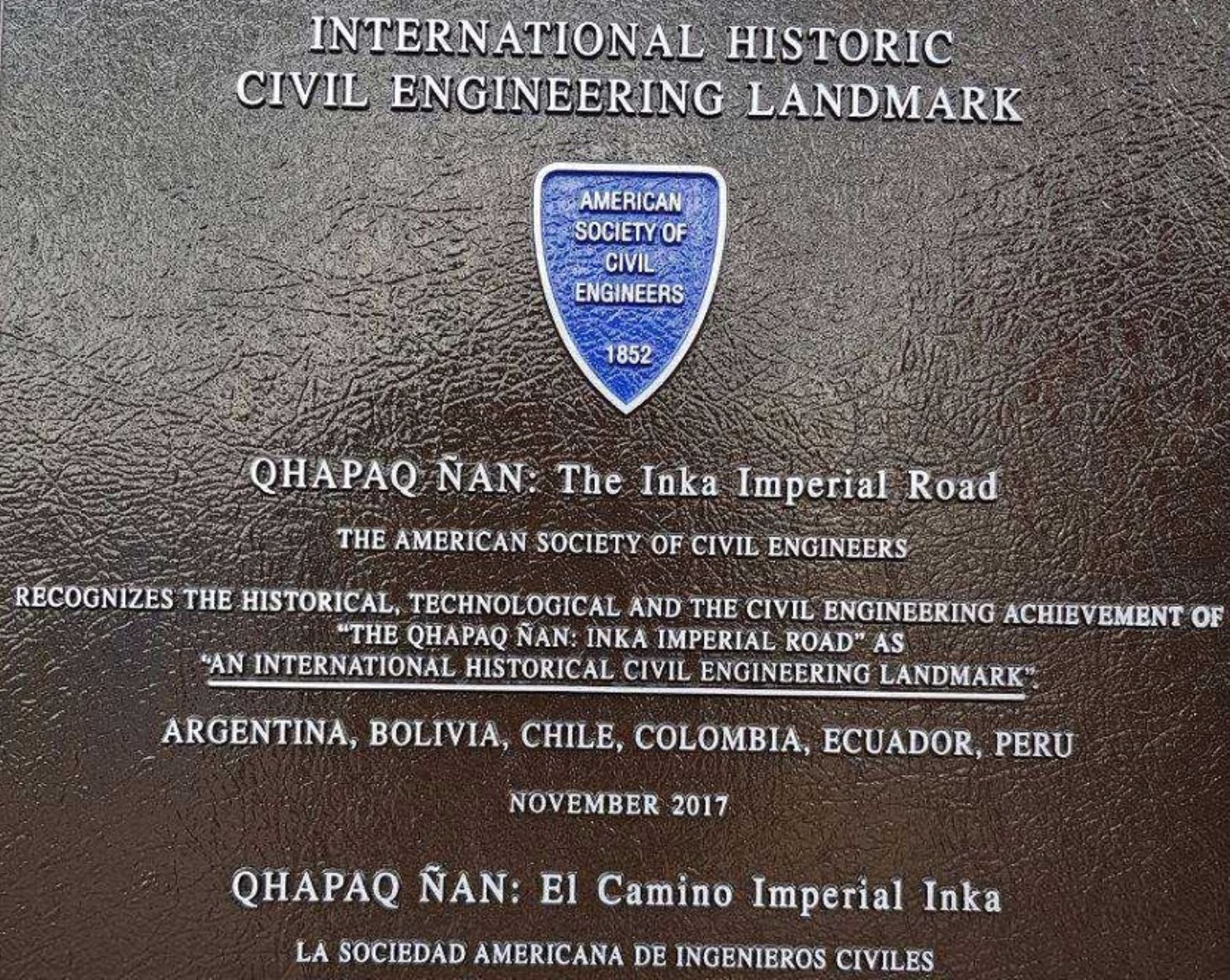 La Sociedad Americana de Ingenieros Civiles reconoció hoy al sistema vial andino Qhapaq Ñan como Emblema Histórico Internacional de la Ingeniría Civil, después de breve acto en la imponente portada del Rumiqolqa, ubicado en el parque arqueológico de Pikillaqta, en la región Cusco.