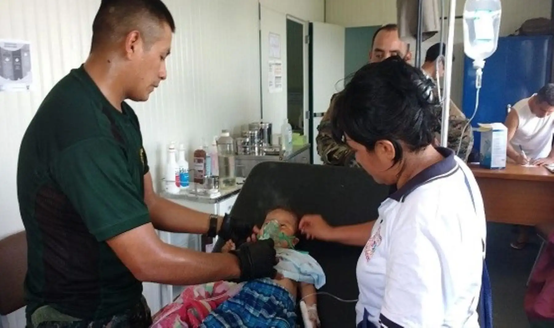 Gracias a la atención inmediata y profesionalismo de los enfermeros de la Base de Control Fluvial “Anapati” del Componente Naval CE-Vraem, se logró estabilizar con nebulización y oxigenoterapia a un bebé de cuatro meses de nacido por presentar un severo cuadro de neumonía.