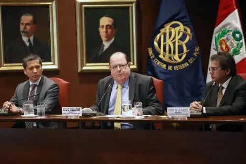 Presidente del BCR, Julio Velarde (al centro) en presentación de nueva moneda de 1 sol, alusiva al cocodrilo de Tumbes. ANDINA/Norman Córdova