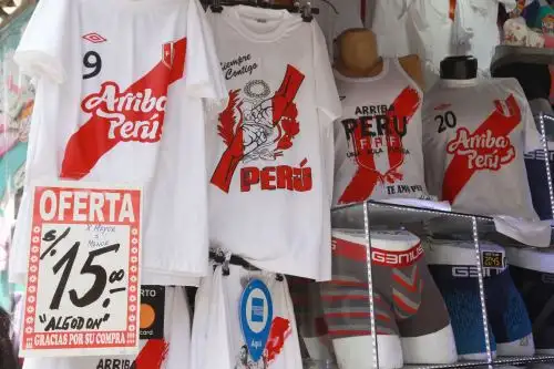LIMA,PERÚ-NOVIEMBRE 08.Venta de polos y otros implementos alusivos a la selección de Futbol se ve incrementada ante cercania de partidos de repechaje.Foto:ANDINA/Héctor Vinces.