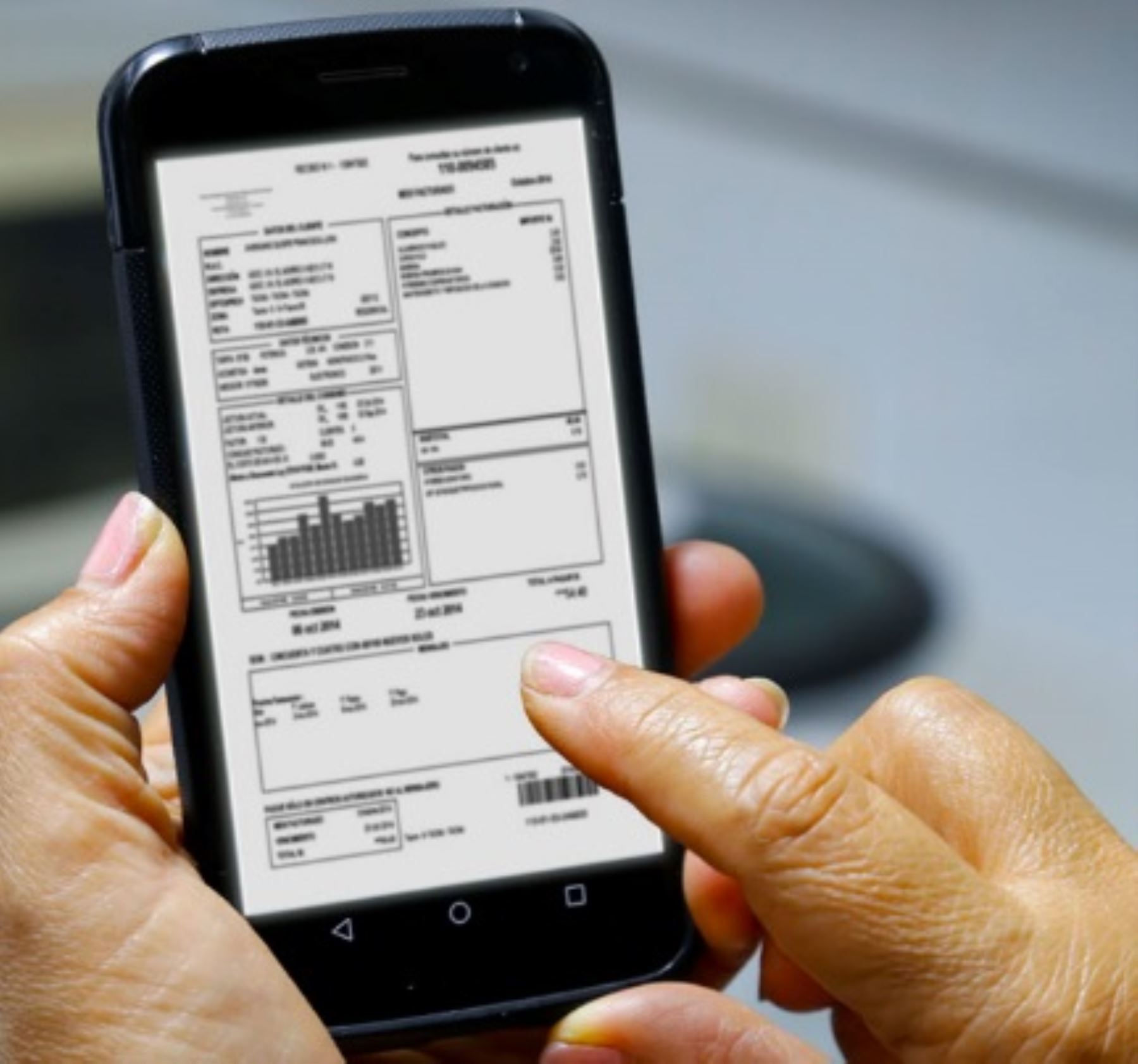 A través de sus celulares usuarios podrán revisar su facturación por el servicio de energía eléctrica. Foto: Andina/difusión