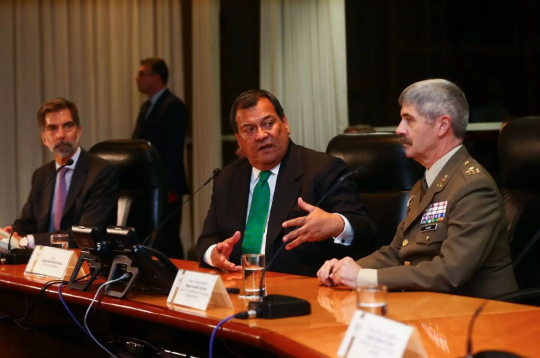 Ministro de Defensa, Jorge Nieto, recibió experiencia de la Unidad Militar de Emergencias de España sobre atención de desastres. Foto: Difusión.