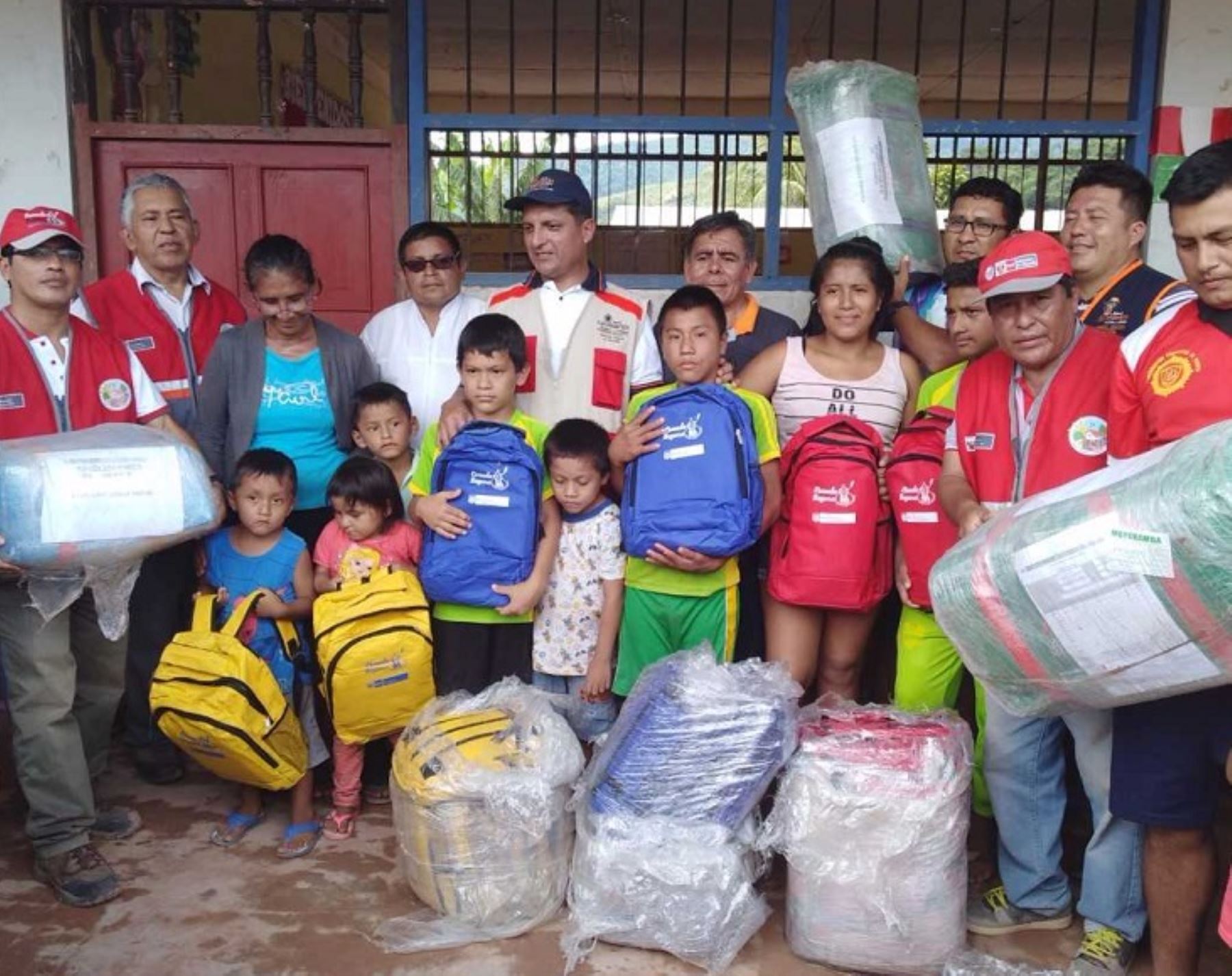 Colegios afectados por inundación en Picota reciben asistencia técnica y soporte emocional, entregados por el Gobierno Regional de San Martín.