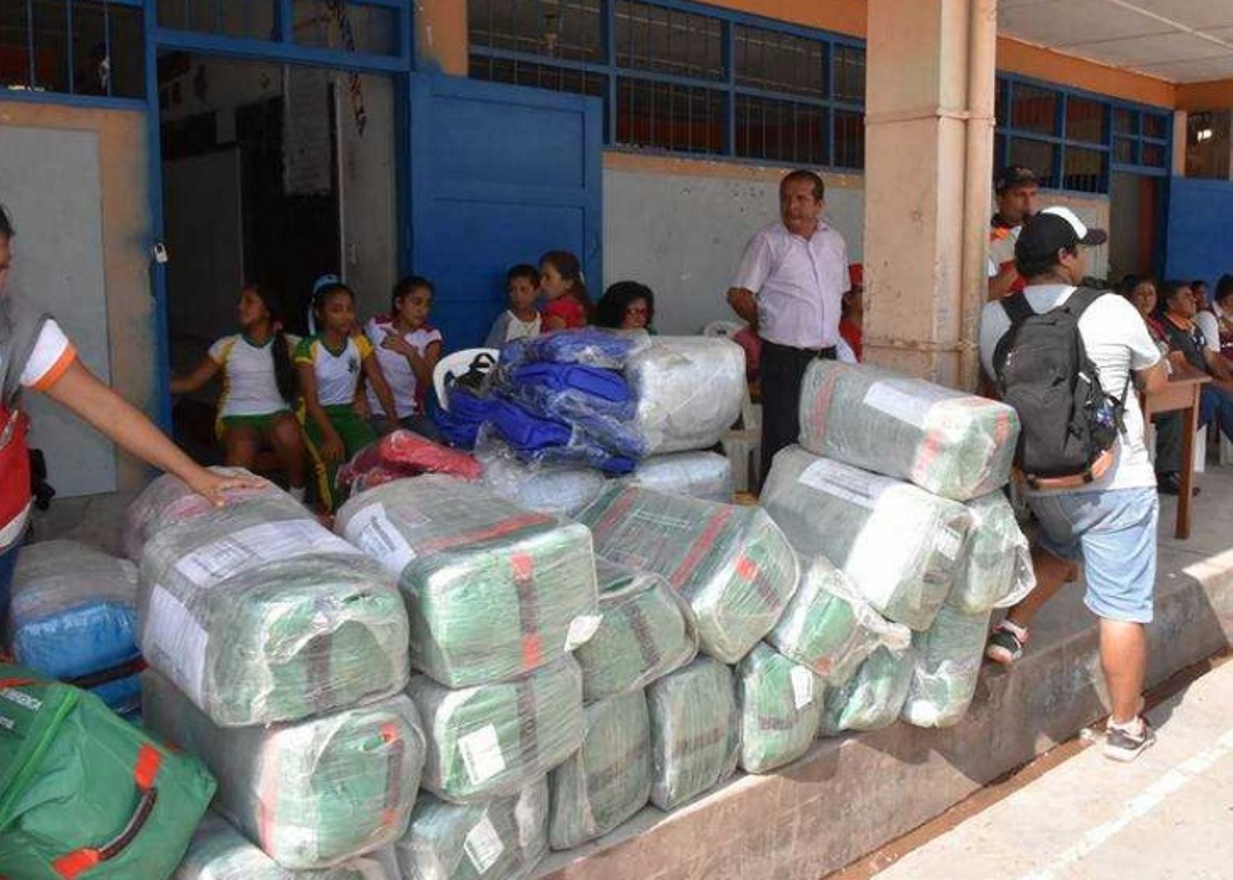 Colegios afectados por inundación en Picota reciben asistencia técnica y soporte emocional, entregados por el Gobierno Regional de San Martín.