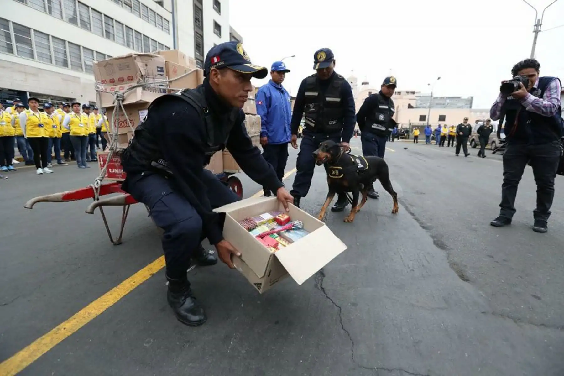 Recuerdan que está totalmente prohibida la venta de pirotécnicos en Mesa Redonda. Foto: Andina/Difusión
