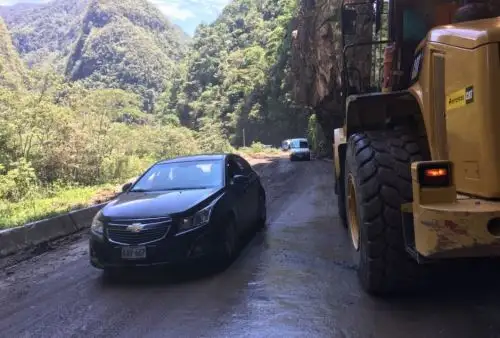 Personal de Provías Nacional habilitó una trocha carrozable, a 50 metros aguas arriba, para agilizar el tránsito vehicular en el tramo Tres Unidos-Paraíso, en la provincia de Picota, región San Martín, tras el colapso del puente de madera Humasapa, arrasado por el río Mishquiyacu, cuyo caudal aumentó y generó inundaciones en esa zona.
