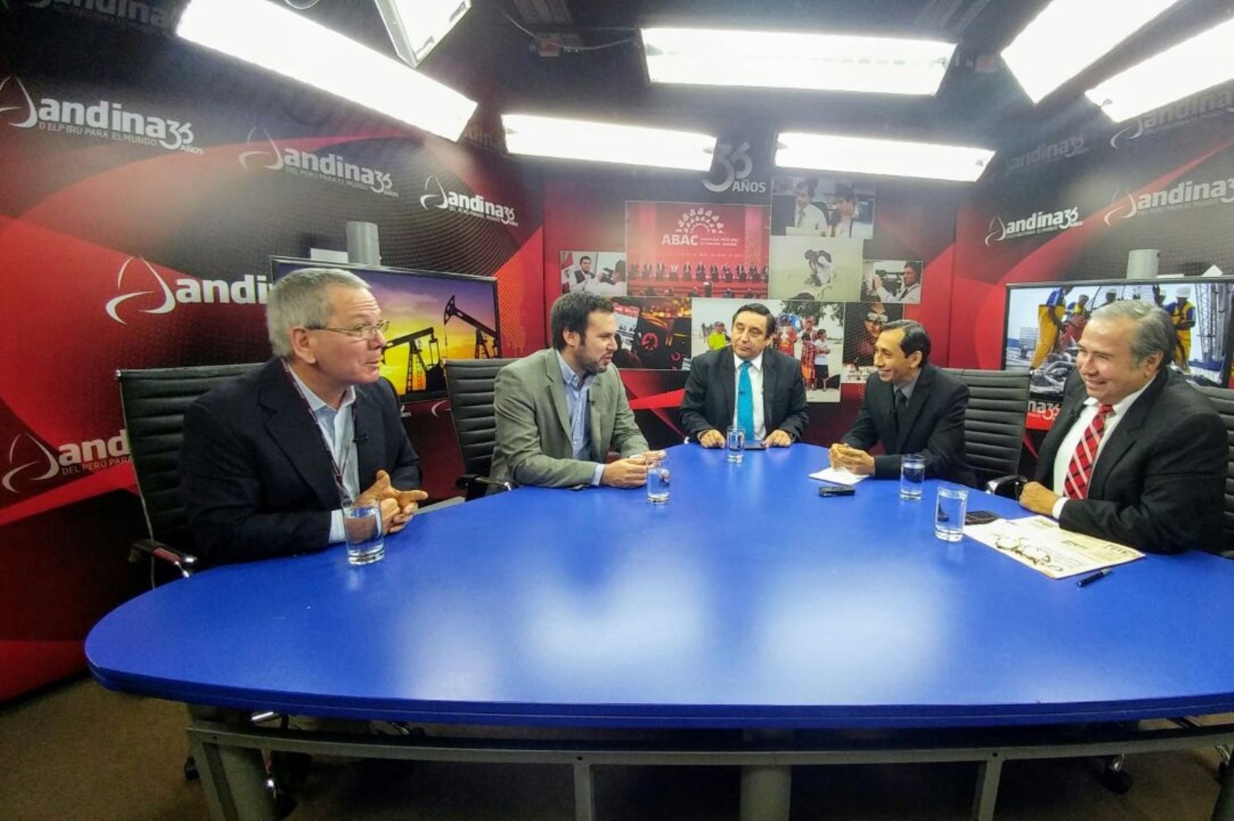 Mesa redonda organizada por la Agencia Andina, El Peruano e IPAE.