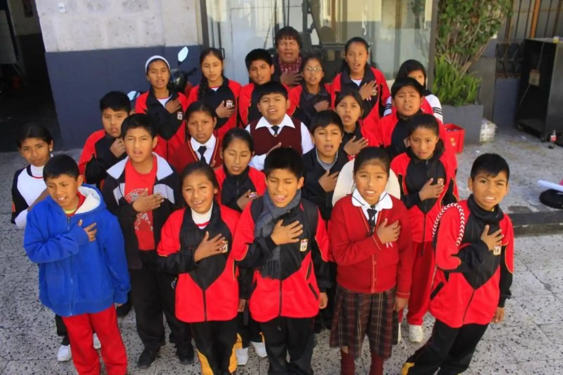 La selección peruana de fútbol, que esta noche enfrentará a su similar de Nueva Zelanda en busca de su pase al Mundial Rusia 2018, recibió el apoyo de un grupo de niños de Arequipa, quienes interpretaron el Himno Nacional del Perú en idioma quechua, en la Plaza de Armas de la Ciudad Blanca.