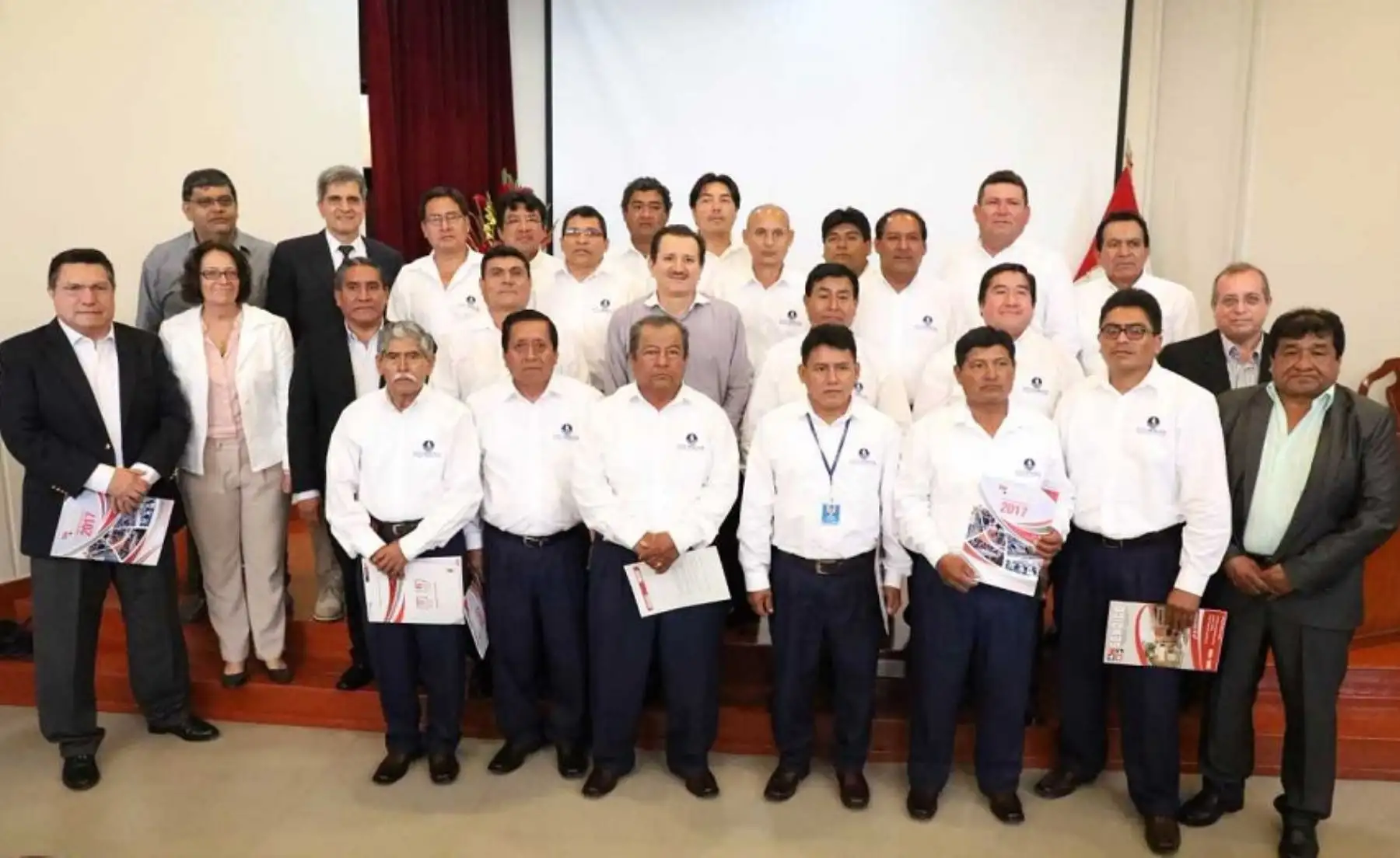 El presidente ejecutivo de Sencico, Rudecindo Vega, entregó los primeros Certificados de Competencias Laborales de Saneamiento a 18 trabajadores de la Empresa Prestadora de Servicios de Saneamiento Grau, quienes aprobaron la evaluación de perfiles ocupacionales en “Producción de Agua Potable”, “Distribución de Agua Potable” y “Recolección de Agua Residual”.
