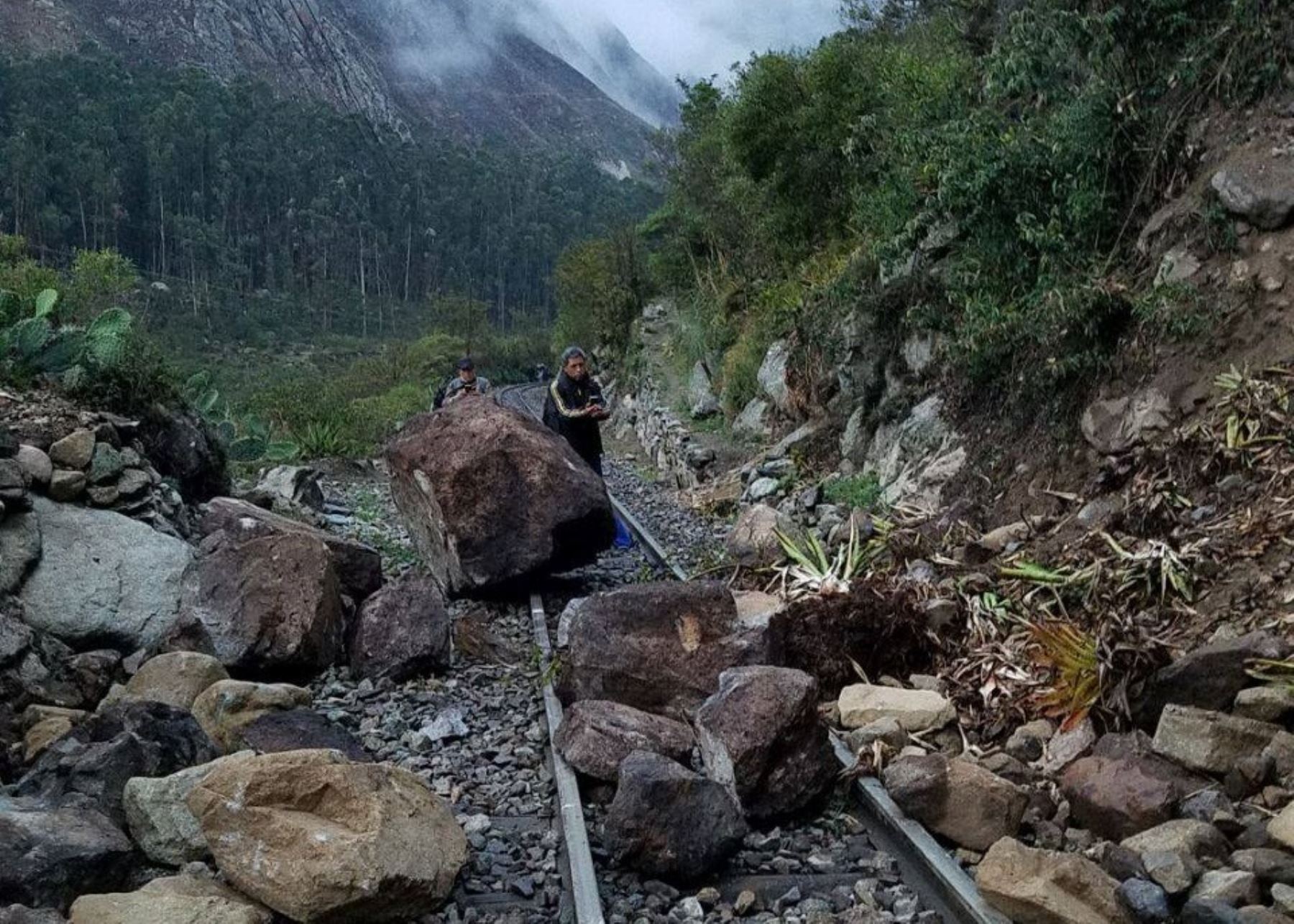 Derrumbe de rocas bloquea la vía férrea Ollantaytambo-Machu Picchu. ANDINA