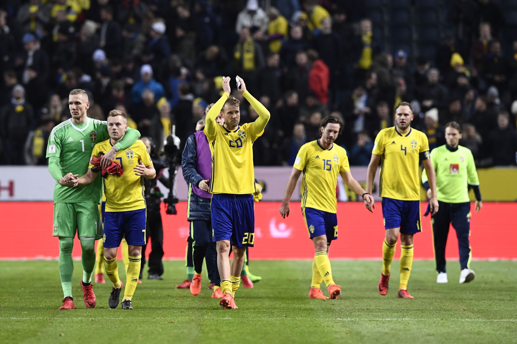 Suecia celebra el triunfo ante Italia por el repechaje europeo. Foto: AFP.
