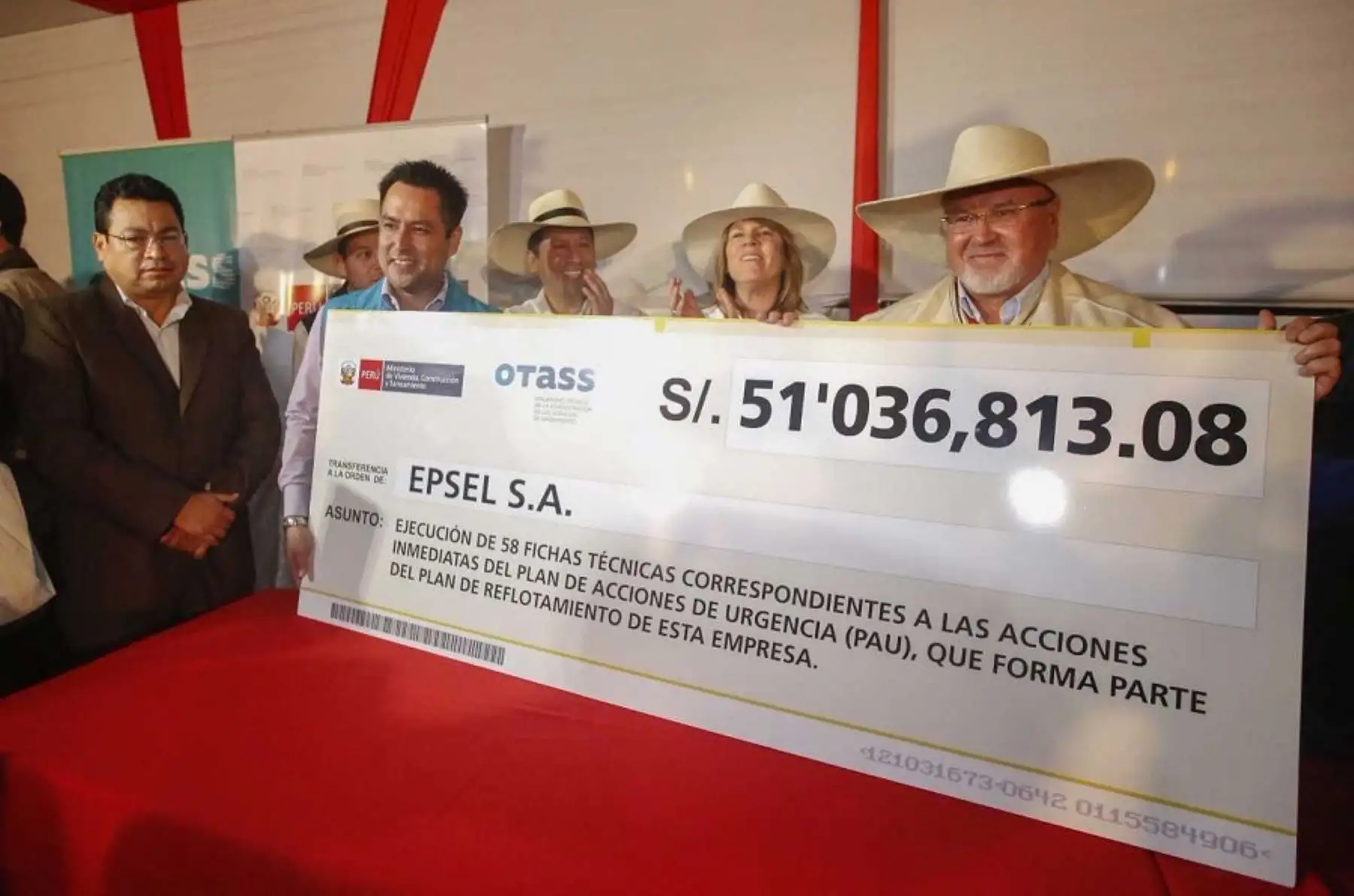 El ministro de Vivienda, Construcción y Saneamiento (MVCS), Carlos Bruce, anunció que en el plazo de un año se culminará la reconstrucción de 19,000 viviendas afectadas por el fenómeno del Niño Costero en la región Lambayeque.