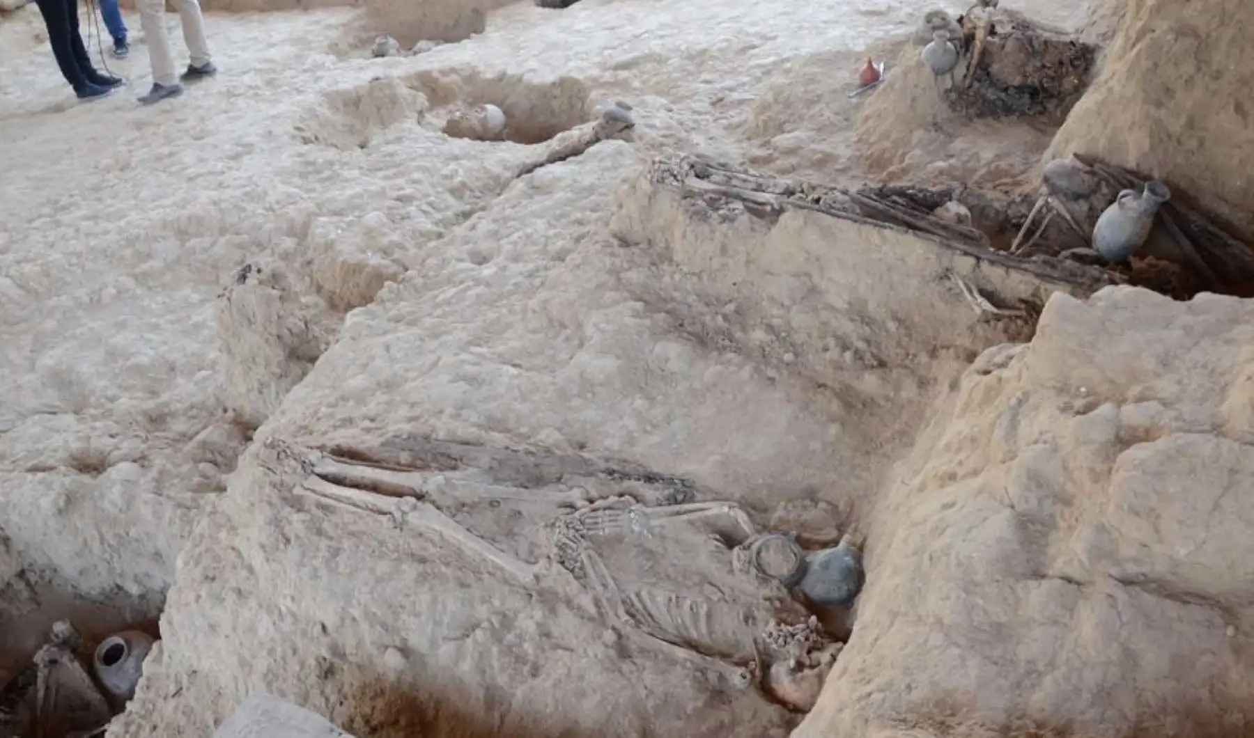Alrededor de diez entierros, que corresponderían en su mayoría a mujeres artesanas que confeccionaban prendas para los señores de la élite Lambayeque, fueron descubiertos en Huaca Las Abejas, ubicada al este de Huaca Las Balsas, en el complejo arqueológico de Túcume, en el distrito del mismo nombre, en la región Lambayeque.