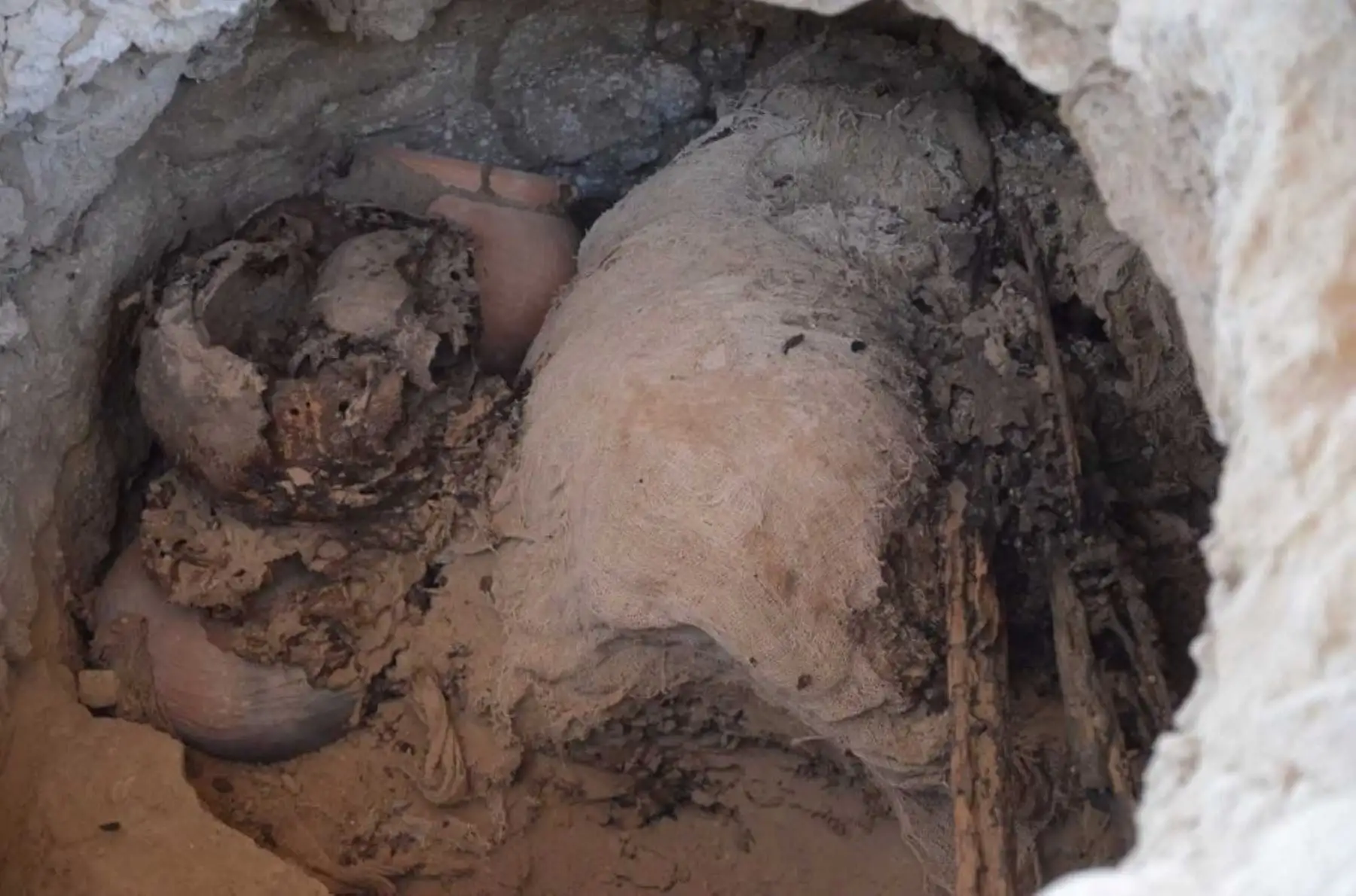 Alrededor de diez entierros, que corresponderían en su mayoría a mujeres artesanas que confeccionaban prendas para los señores de la élite Lambayeque, fueron descubiertos en Huaca Las Abejas, ubicada al este de Huaca Las Balsas, en el complejo arqueológico de Túcume, en el distrito del mismo nombre, en la región Lambayeque.