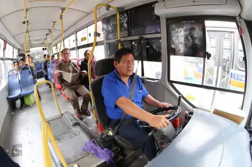 El transporte terrestre de personas debe contar con flota vehicular propia o con títulos posesorios adquiridos legítimamente, y a los conductores en sus planillas, señala reglamento. Foto: ANDINA/Jhony Laurente,