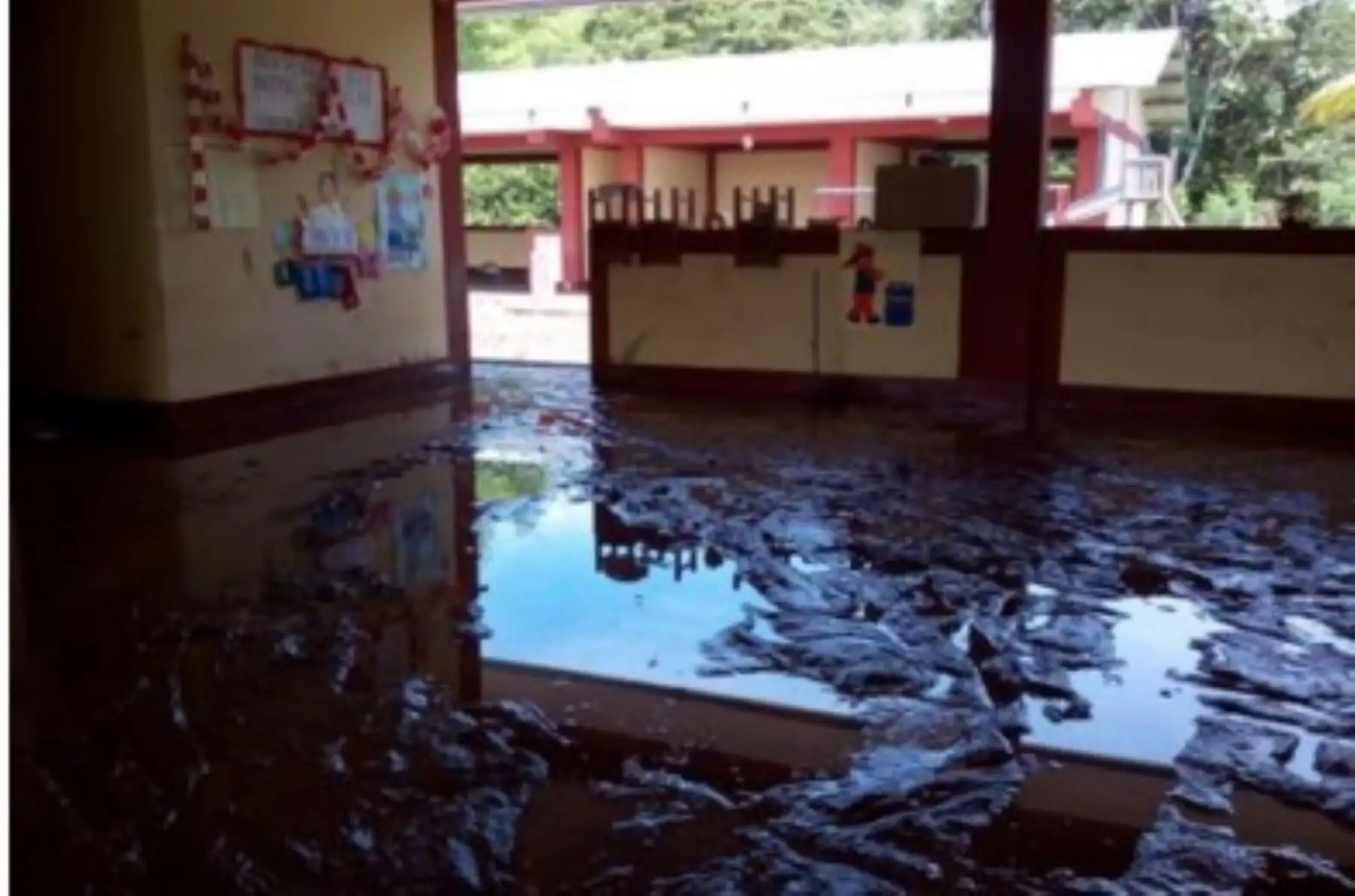 La temporada de lluvias y sus lamentables efectos con desbordes e inundaciones de los ríos ya empezó en varias regiones del país, principalmente en la selva, y por ello las autoridades brindan recomendaciones para mitigar el impacto de estos desastres. Por ejemplo, el Ministerio de Educación (MInedu) invita a seguir los siguientes consejos para la comunidad educativa. ANDINA/Difusión