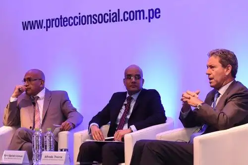 Ravi Balkrishnan del FMI (al centro) expone sobre la propuesta de reformas de pensiones, salud y seguro de desempleo. Foto: Cortesía MEF
