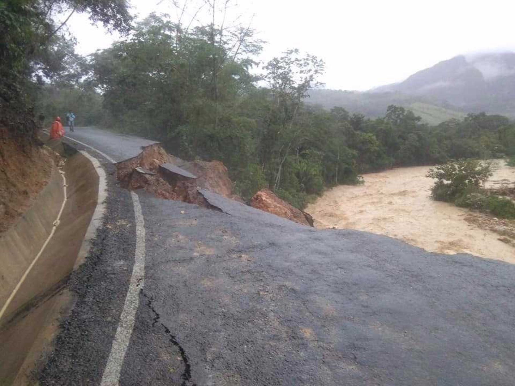 Se dañó 25 kilómetros de  carretera de Tarapoto al distrito San Roque de Cumbaza, provincia y región San Martín, kilómetro 11+800.