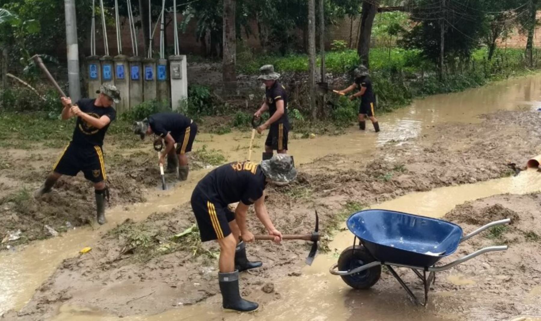 En su segundo día de intervención como elementos de primera respuesta, los soldados de la Tercera Brigada de Fuerzas Especiales del Ejército continúan colaborando con la descolmatación de drenajes, remoción y limpieza de escombros de viviendas, calles, carreteras y puentes afectados por las lluvias y desbordes del río Cumbaza, en la región San Martín.