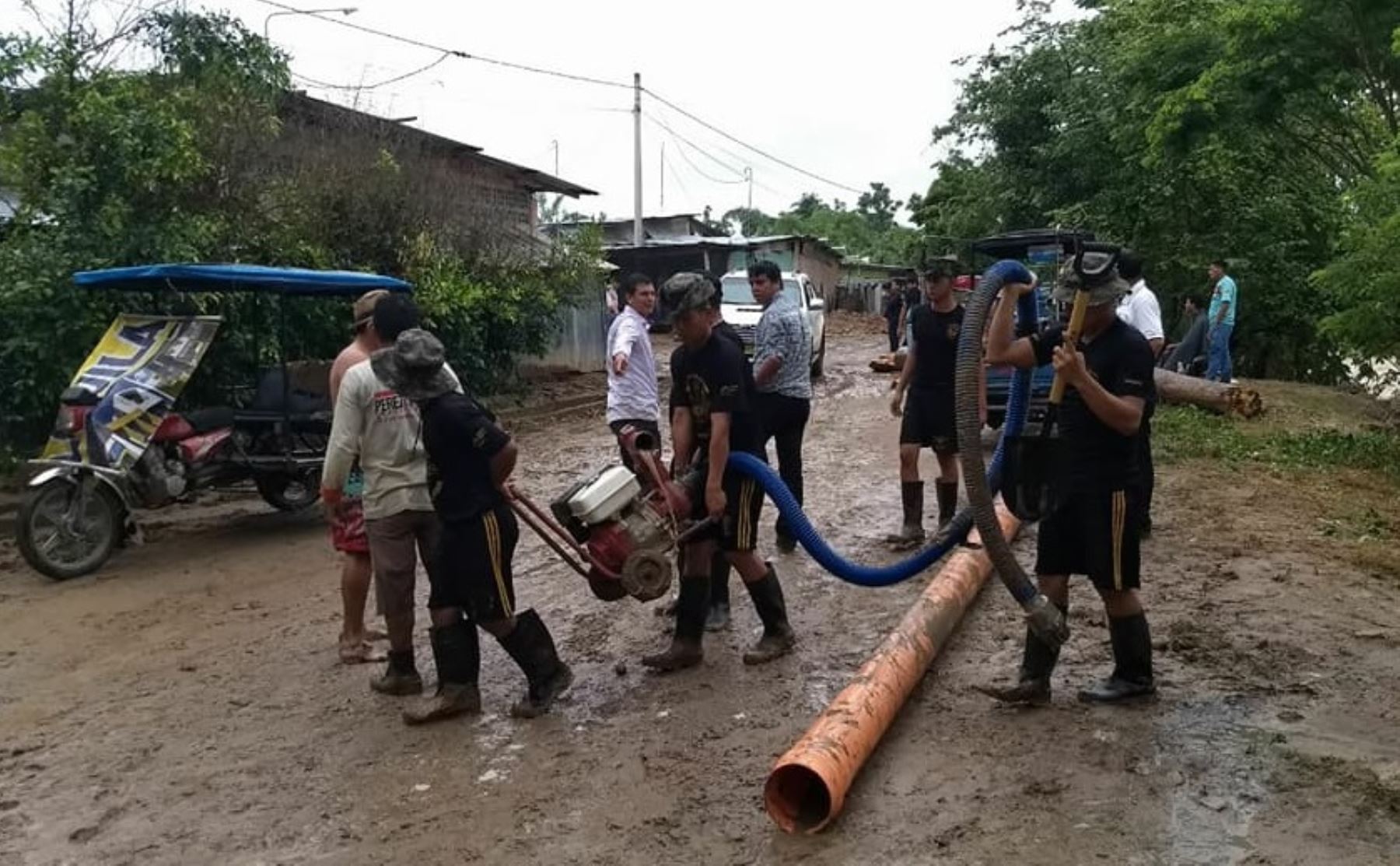 En su segundo día de intervención como elementos de primera respuesta, los soldados de la Tercera Brigada de Fuerzas Especiales del Ejército continúan colaborando con la descolmatación de drenajes, remoción y limpieza de escombros de viviendas, calles, carreteras y puentes afectados por las lluvias y desbordes del río Cumbaza, en la región San Martín.