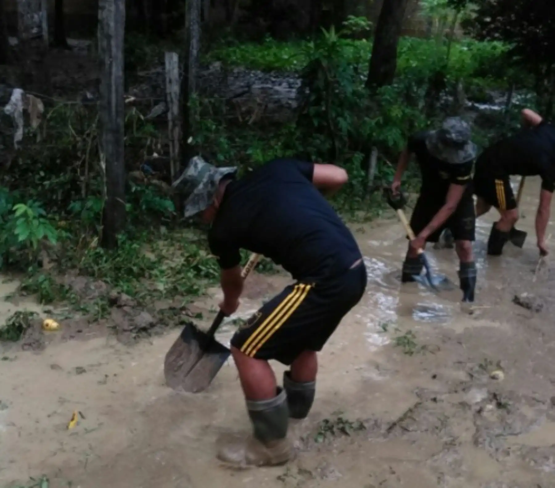 En su segundo día de intervención como elementos de primera respuesta, los soldados de la Tercera Brigada de Fuerzas Especiales del Ejército continúan colaborando con la descolmatación de drenajes, remoción y limpieza de escombros de viviendas, calles, carreteras y puentes afectados por las lluvias y desbordes del río Cumbaza, en la región San Martín.