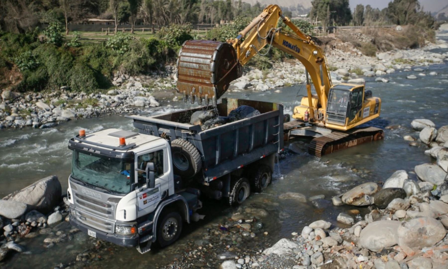 Maquinaria del MVCS limpia río Rímac para prevenir desbordes. Foto: Difusión