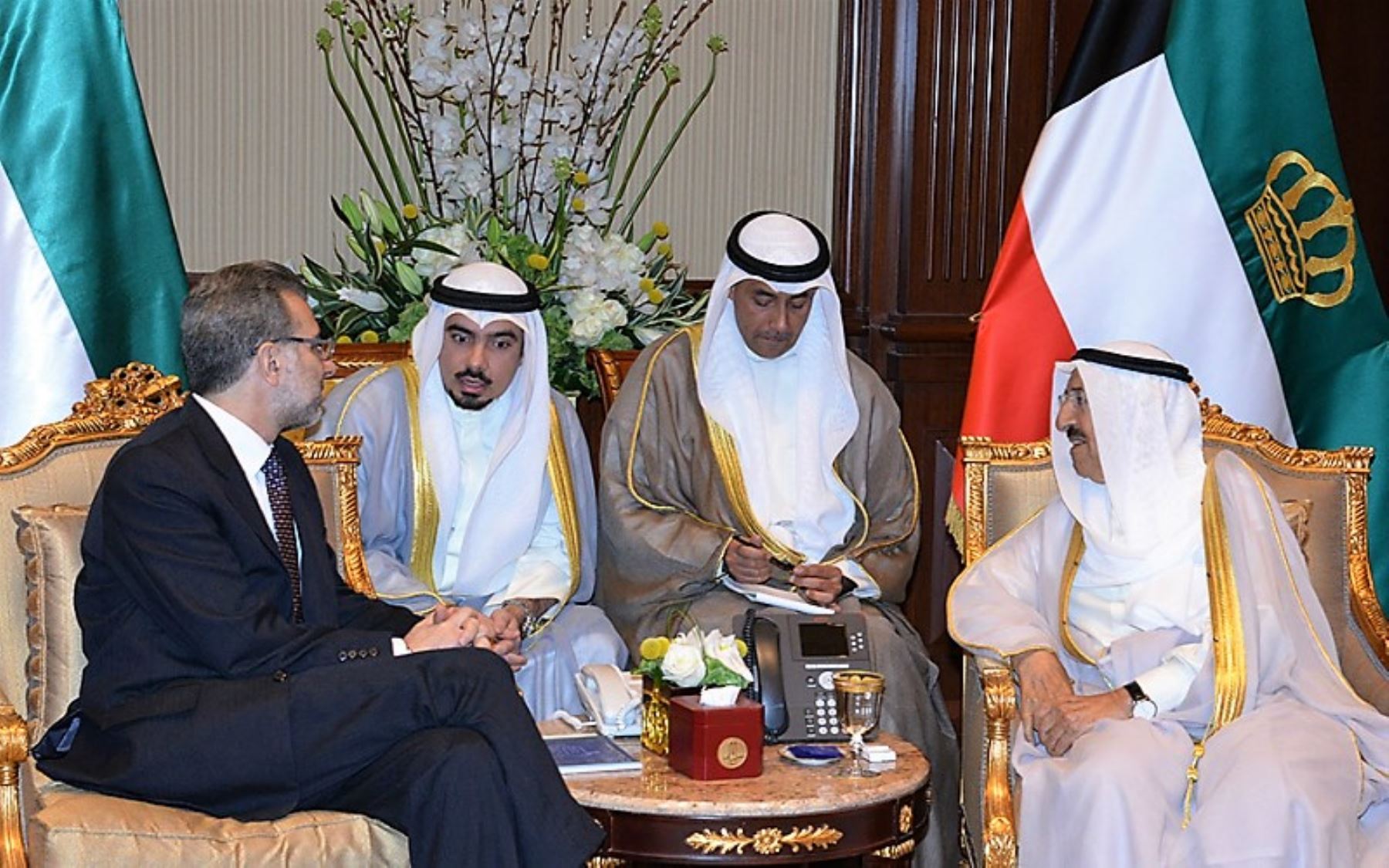 Peruvian Ambassador presents credentials to Emir of Kuwait