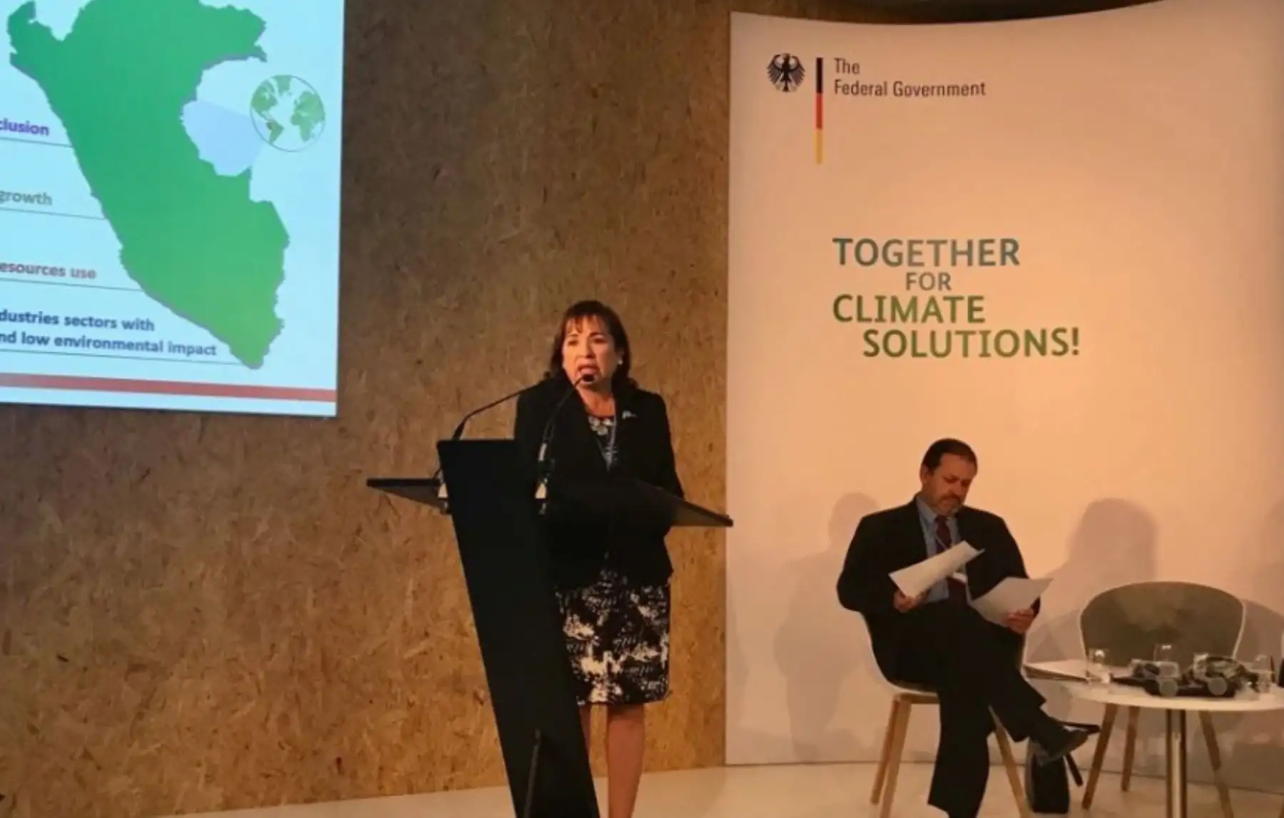 En su primer día en la Cumbre Mundial de Cambio Climático (COP23), la Ministra del Ambiente, Elsa Galarza, compartió con más de 600 líderes reunidos en el Foro de Innovación Sostenible (SIF17), organizado por Climate Action, la receta peruana para acelerar la acción climática: los bosques como un motor para el desarrollo sostenible.