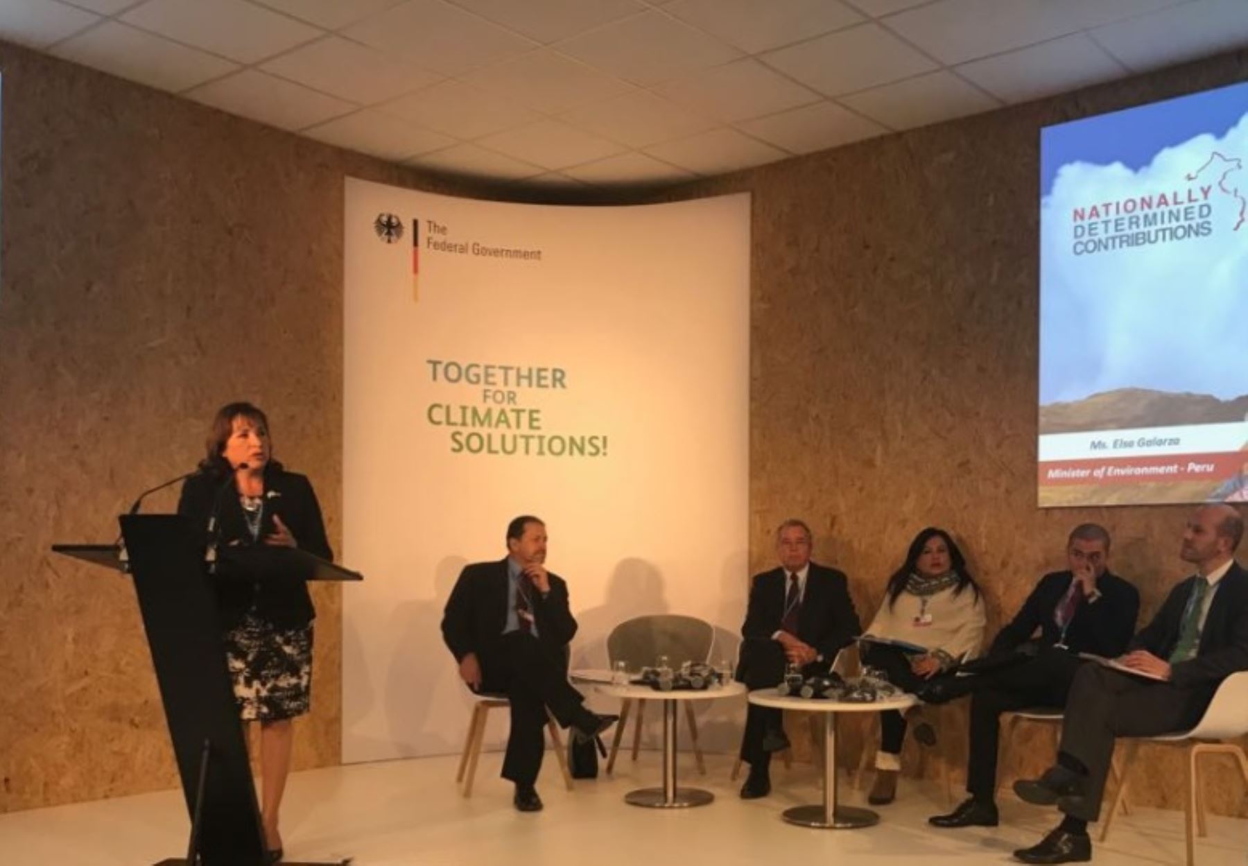 En su primer día en la Cumbre Mundial de Cambio Climático (COP23), la Ministra del Ambiente, Elsa Galarza, compartió con más de 600 líderes reunidos en el Foro de Innovación Sostenible (SIF17), organizado por Climate Action, la receta peruana para acelerar la acción climática: los bosques como un motor para el desarrollo sostenible.