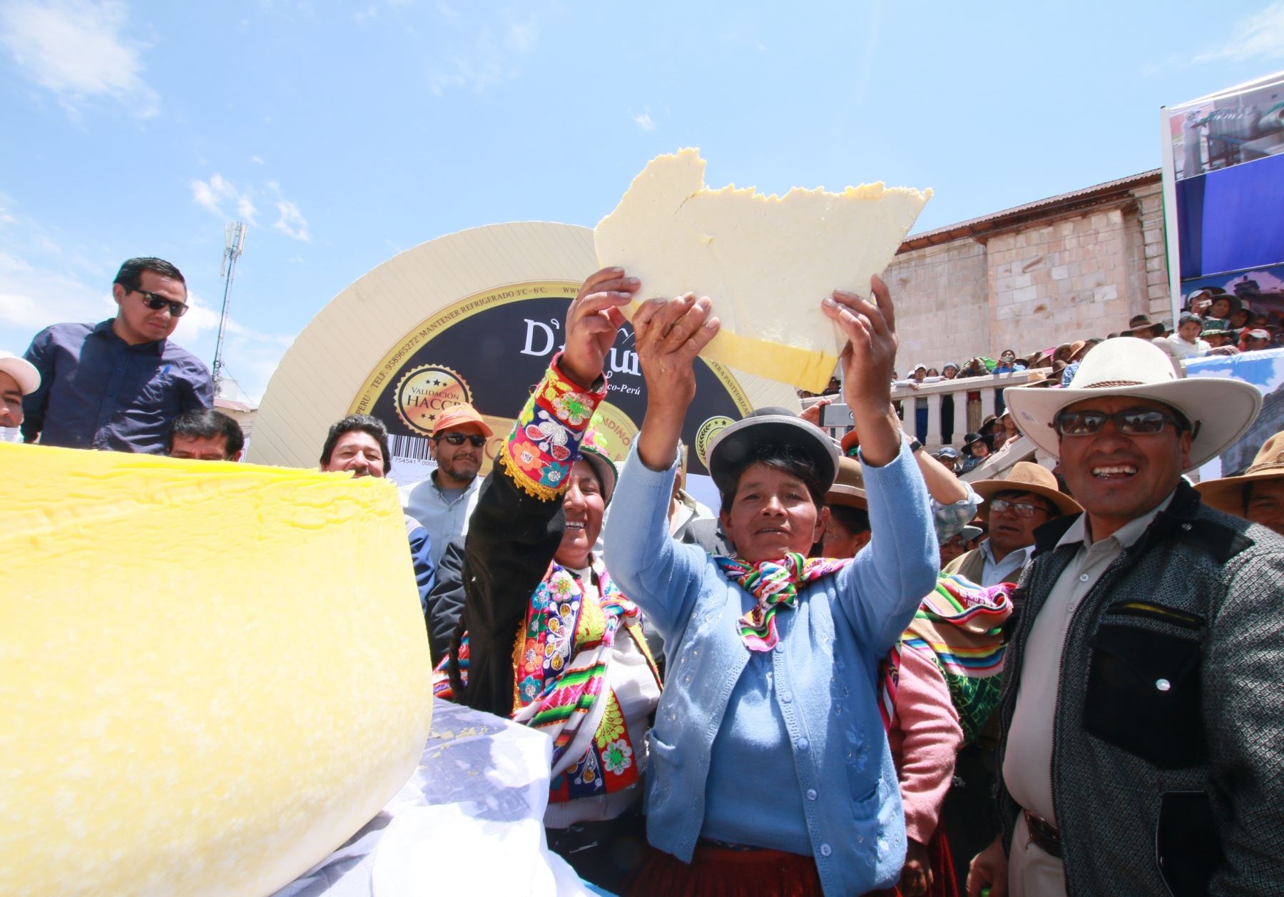 Elaboran el telar y queso más grande del mundo en provincia de Espinar, Cusco. ANDINA/Difusión