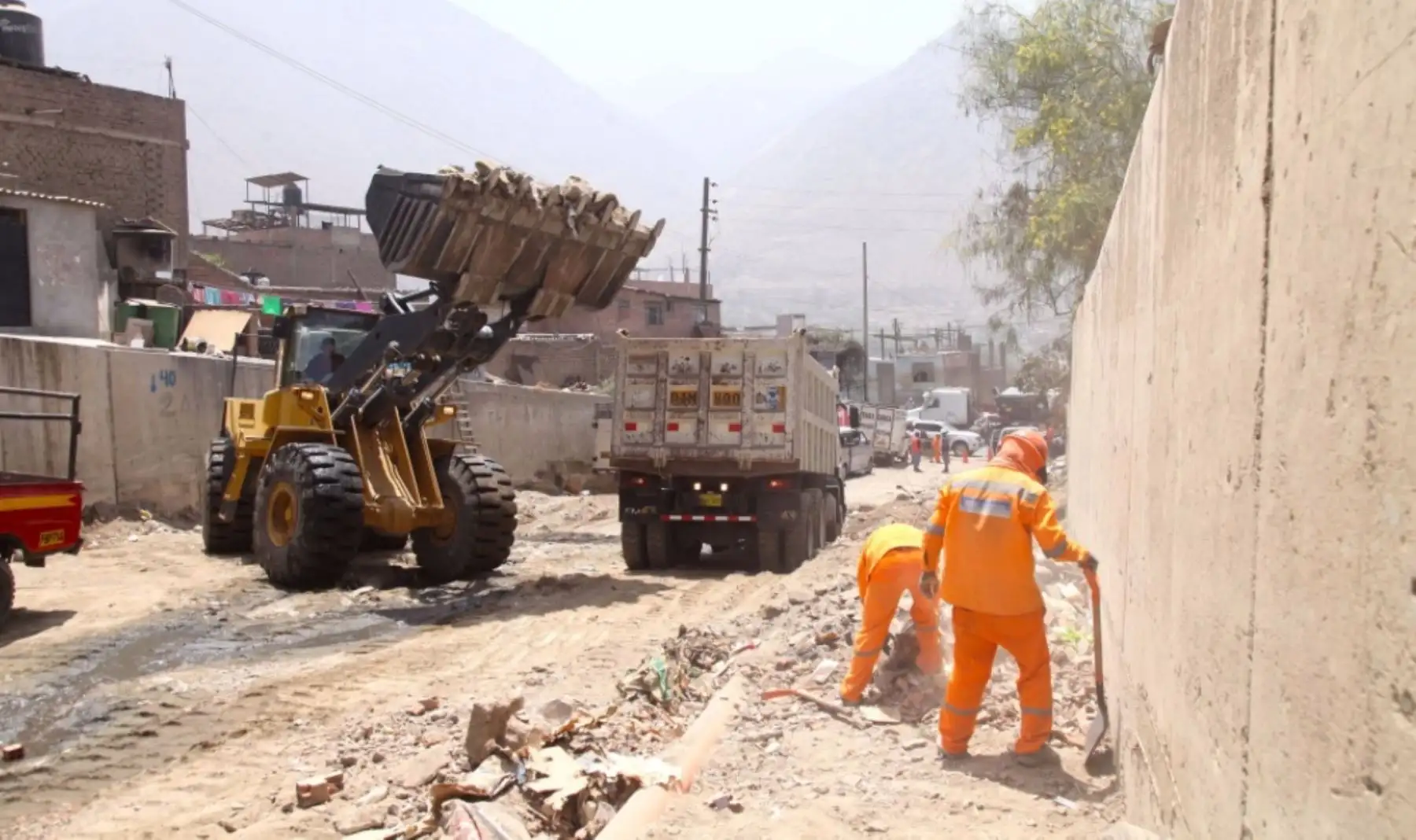 El Ministerio de Transportes y Comunicaciones (MTC), a través de Provías Nacional, refuerza los trabajos de prevención que viene realizando en la Carretera Central para evitar que la vía y las poblaciones aledañas resulten perjudicadas por deslizamientos ante la inminente época de lluvias, explicó hoy el titular del sector, Bruno Giuffra.