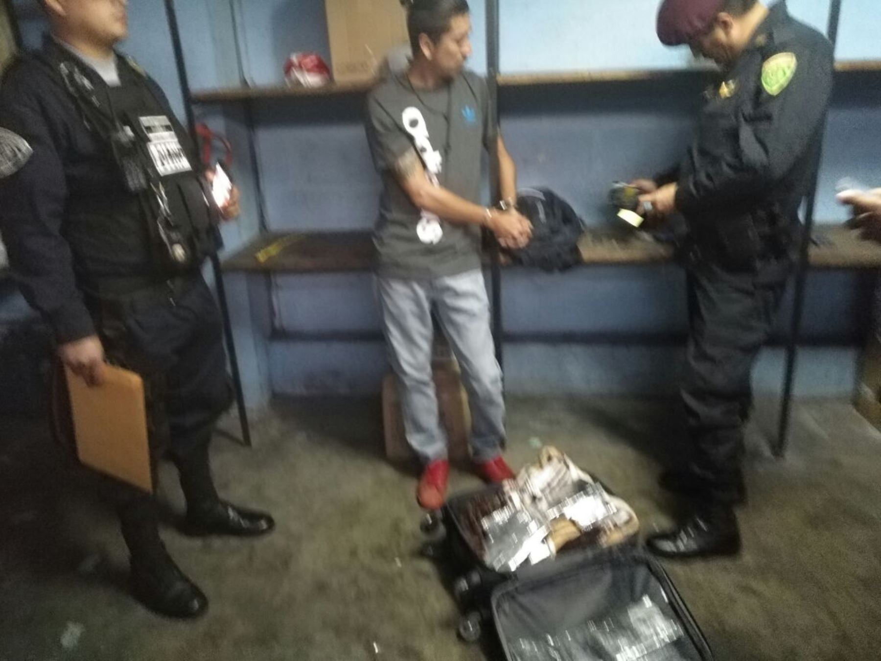 Jhonny Navarro Vela, de 34 años llevaba un maletín con más de 0 kilos de clorhidrato de cocaína.