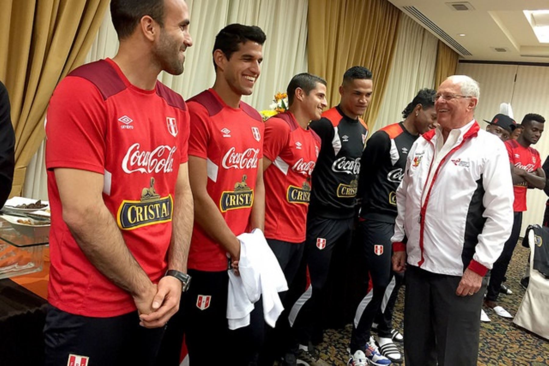 Presidente Pedro Pablo Kuczynski visita a la selección de fútbol previo al partido con Nueva Zelanda.