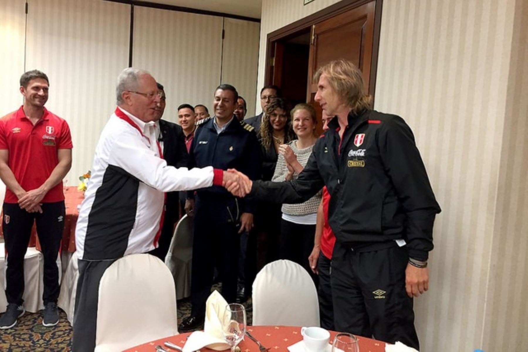 Presidente Pedro Pablo Kuczynski visita a la Selección  Peruana previo al partido con Nueva Zelanda